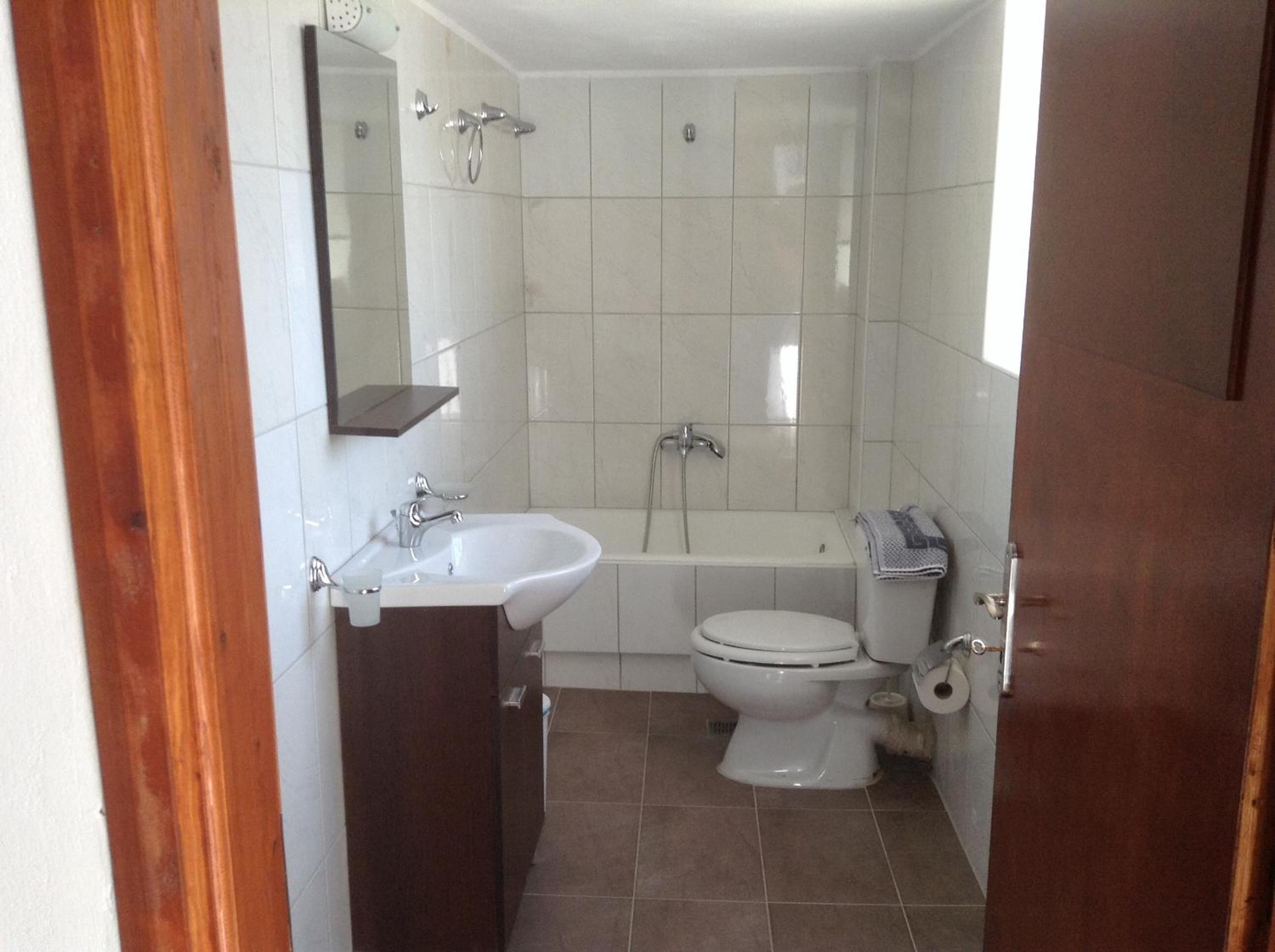 Double Room with Balcony - Photo 5