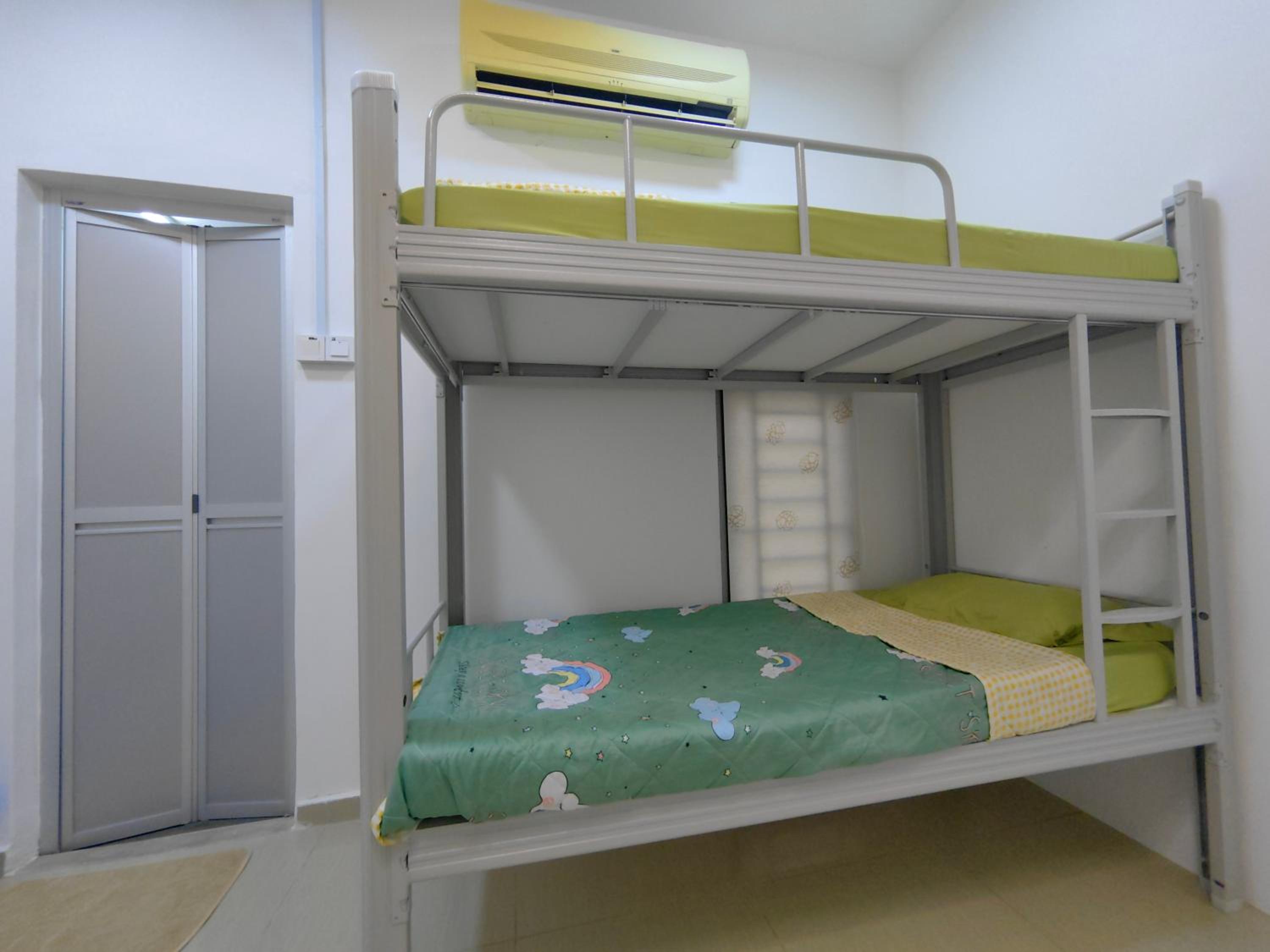 6-Bed Male Dormitory Room photo 3