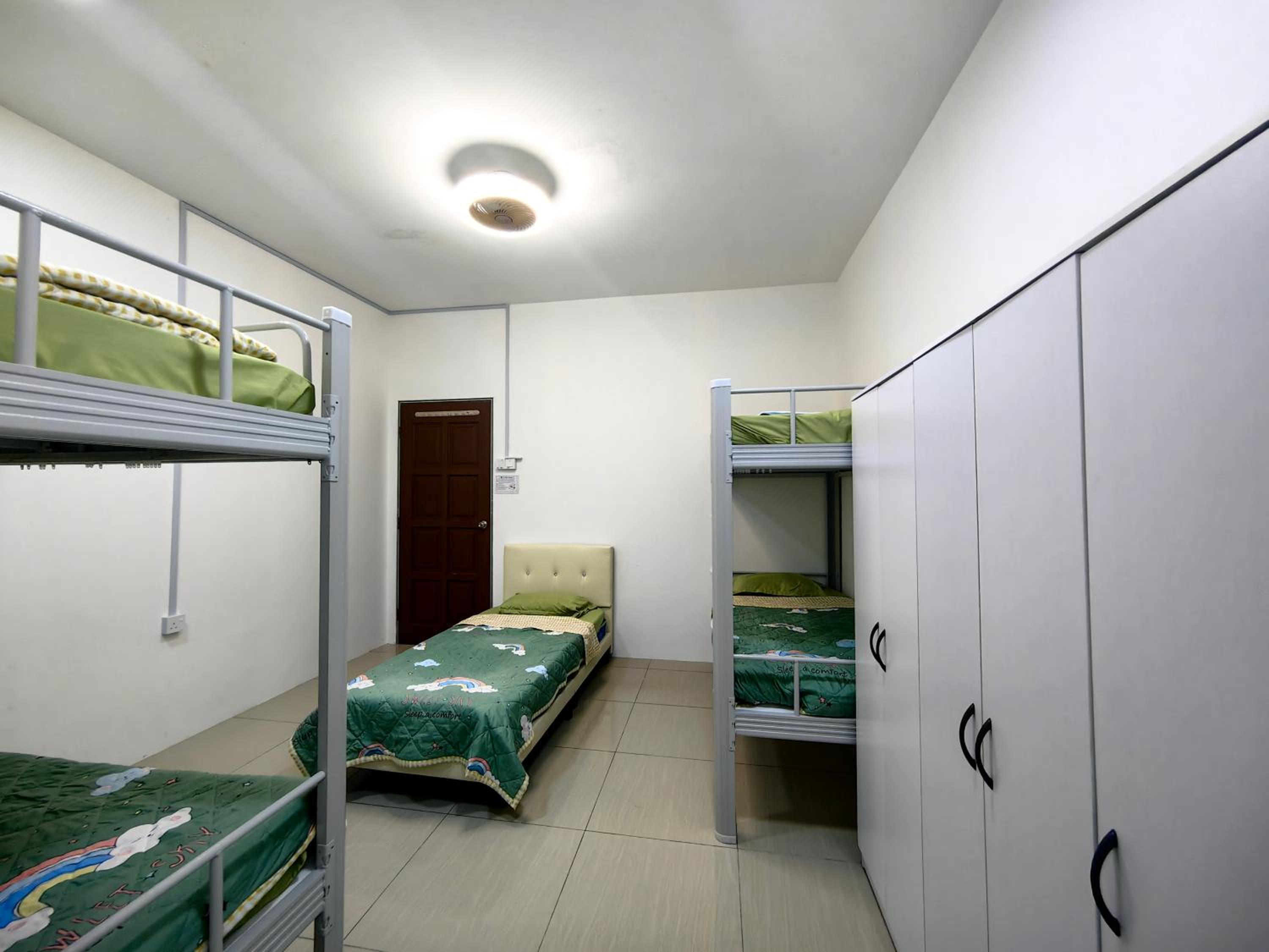 6-Bed Male Dormitory Room photo 2