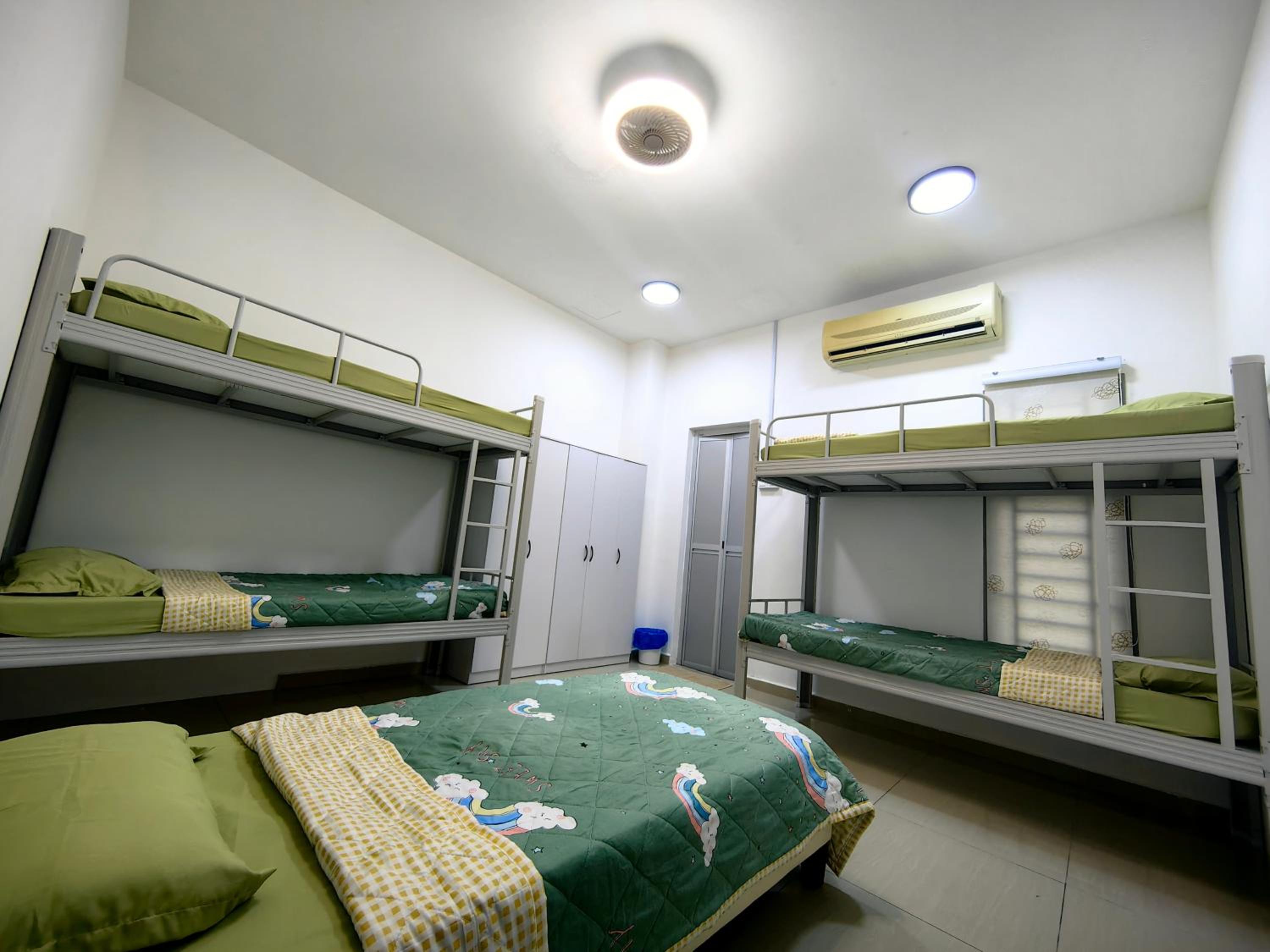 6-Bed Male Dormitory Room photo 1
