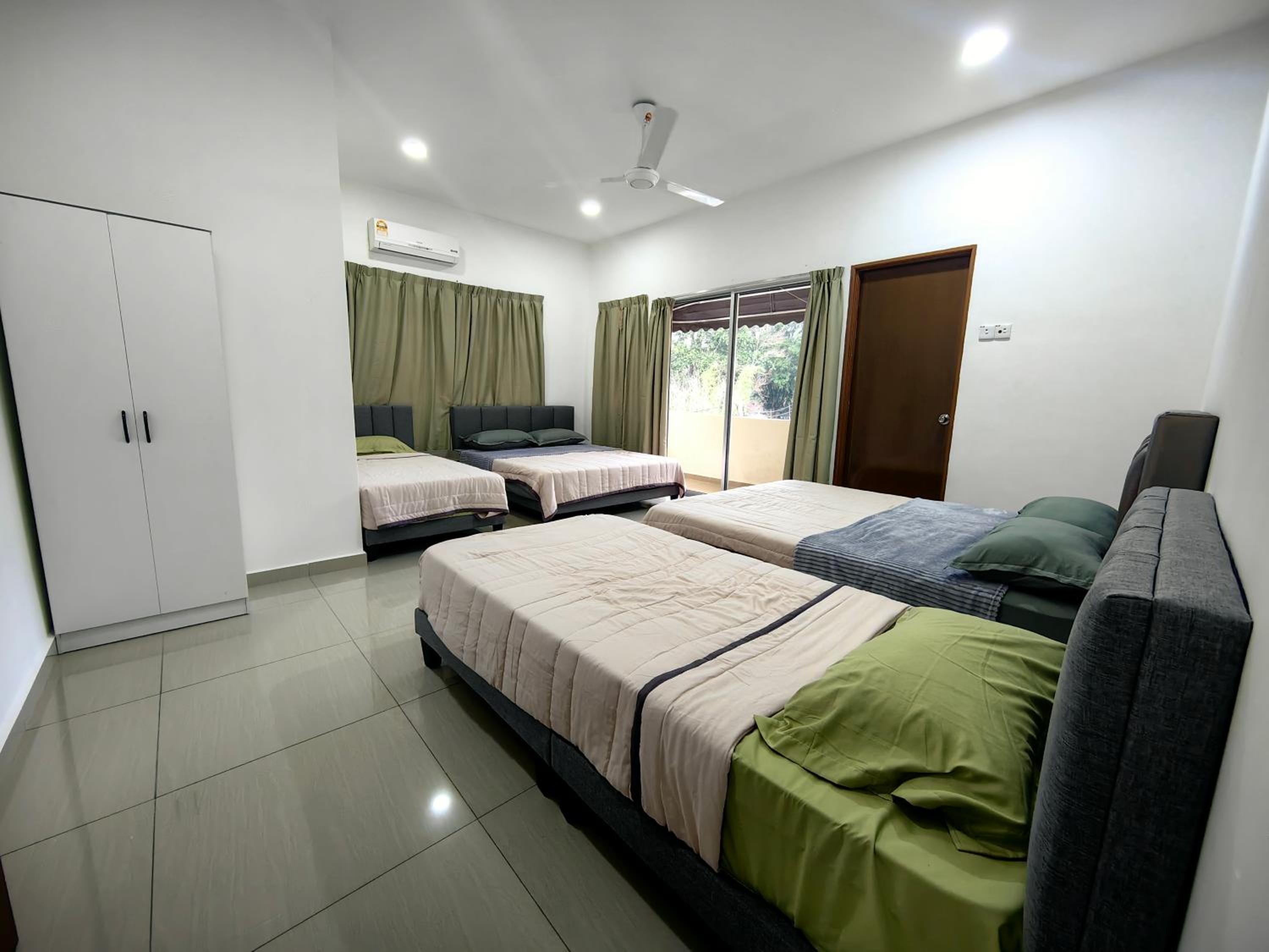 Family Room With Balcony photo 3