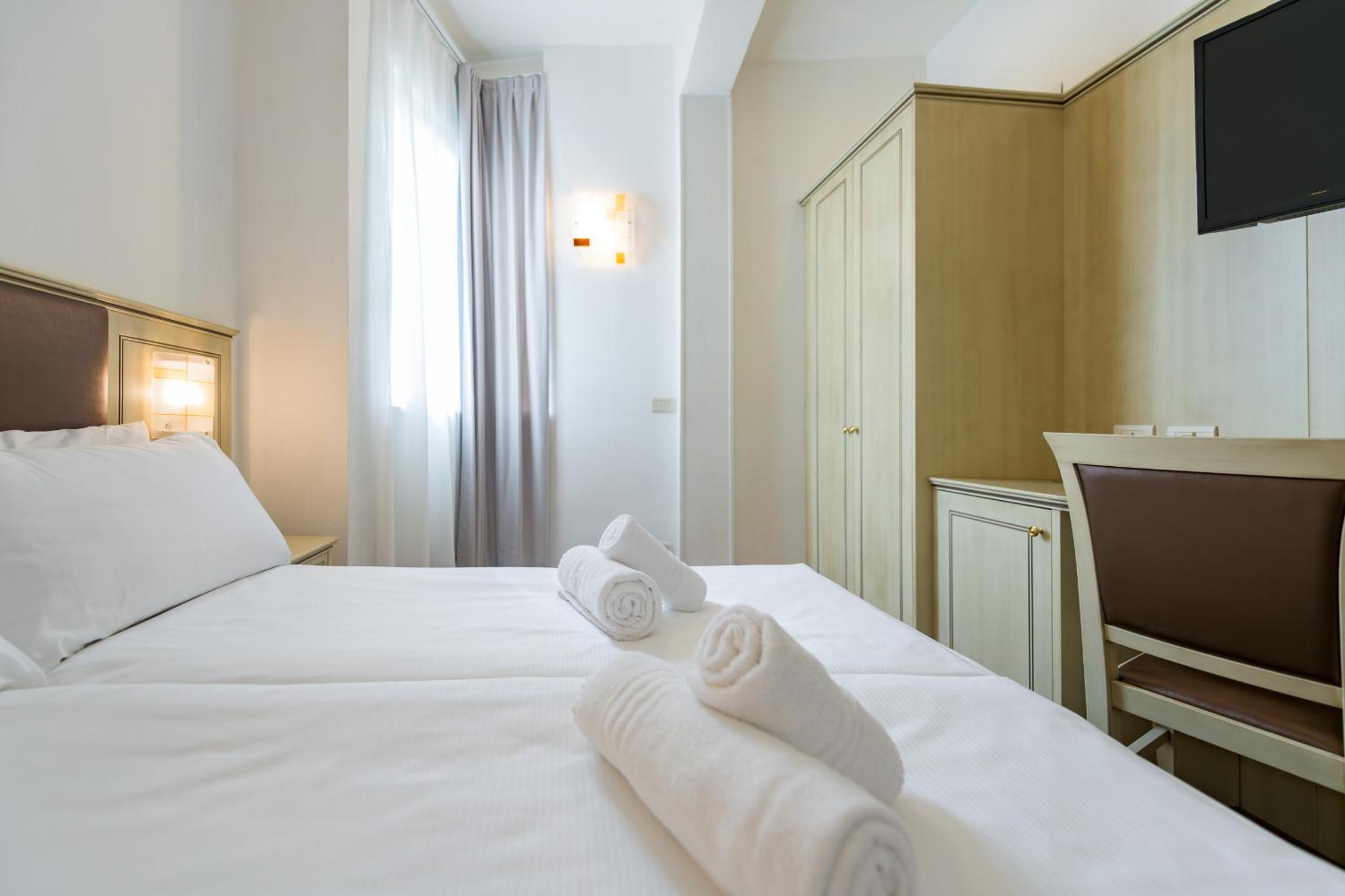 Economy Twin Room photo 2