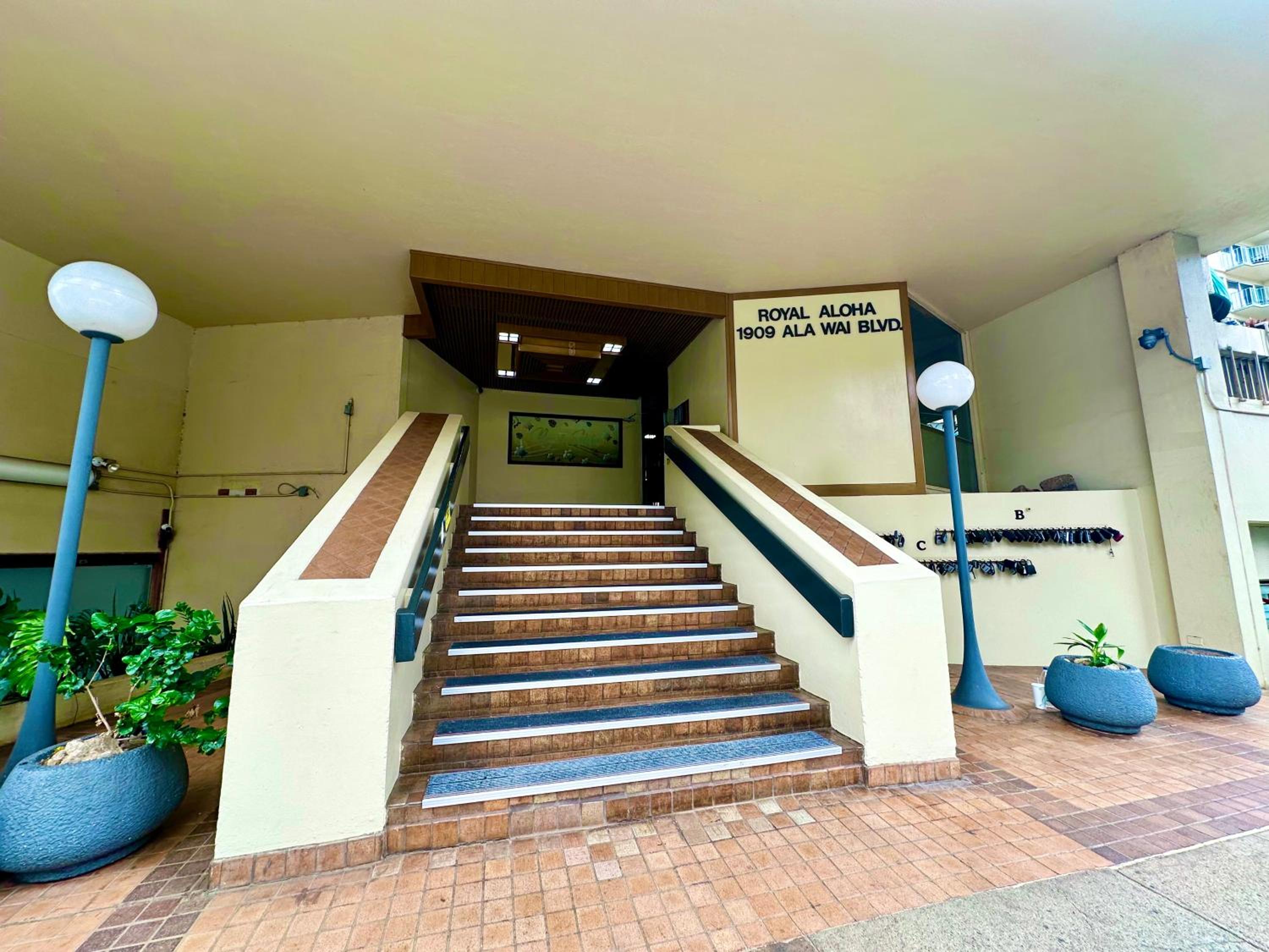 WAIKIKI 2 BEDROOMS, 1 BATH, FREE PARKING, SLEEP 6: Apartment with Pool View photo