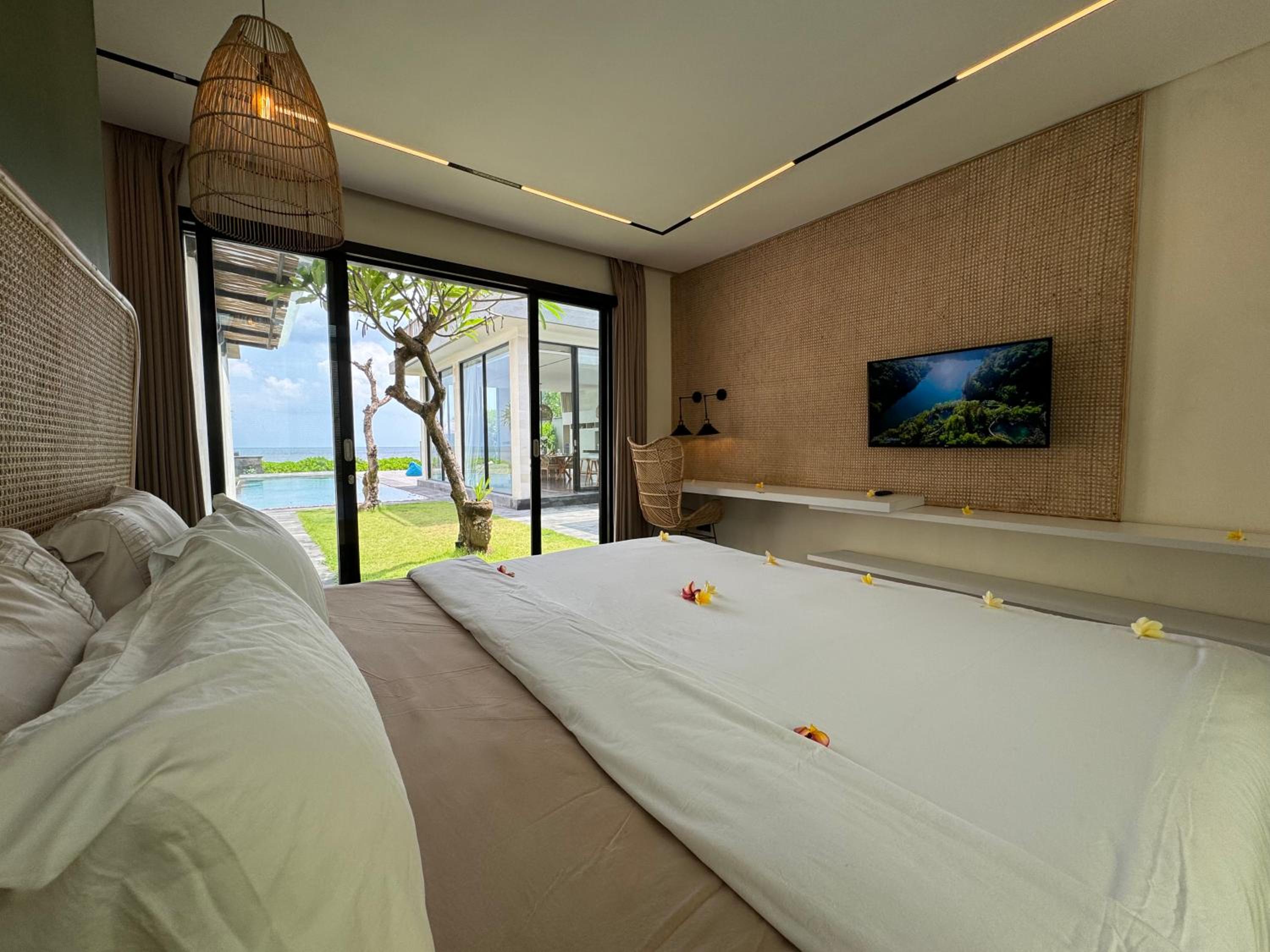 Three Bedroom Beach Front - Photo 15