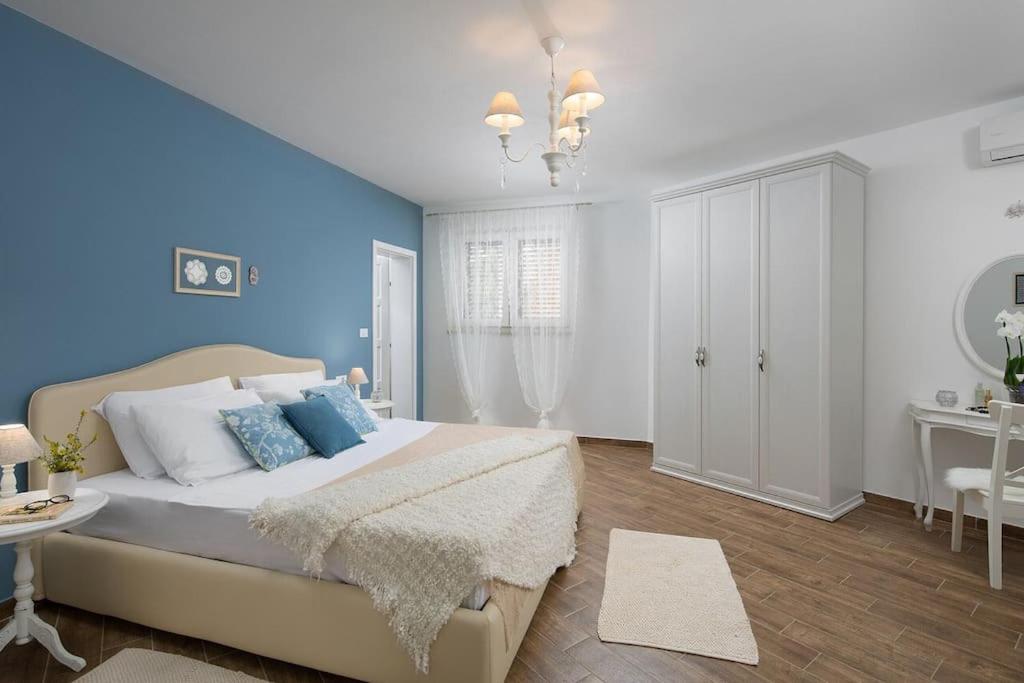 Three-Bedroom Villa photo 2