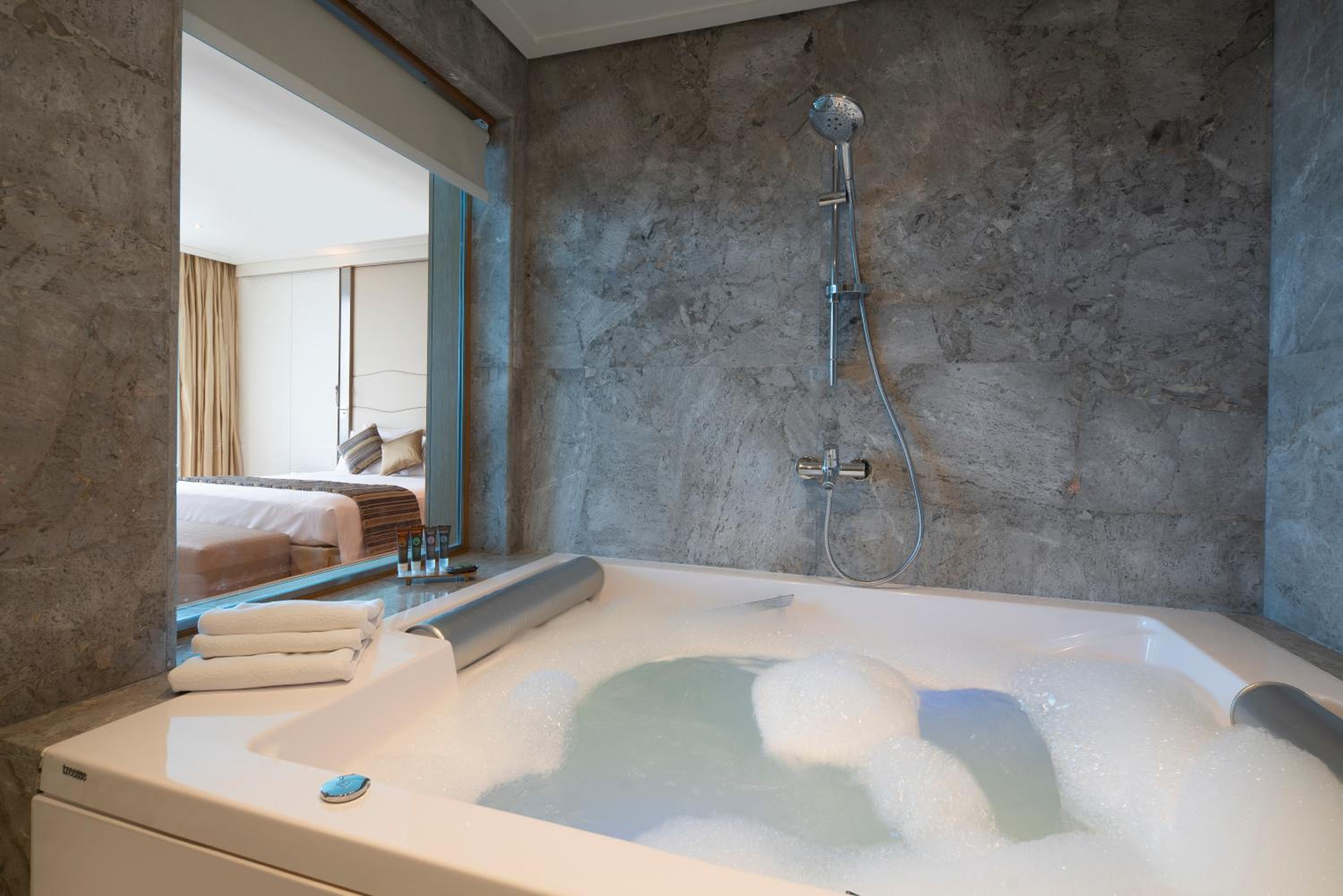 Royal Suite Red with Sea View