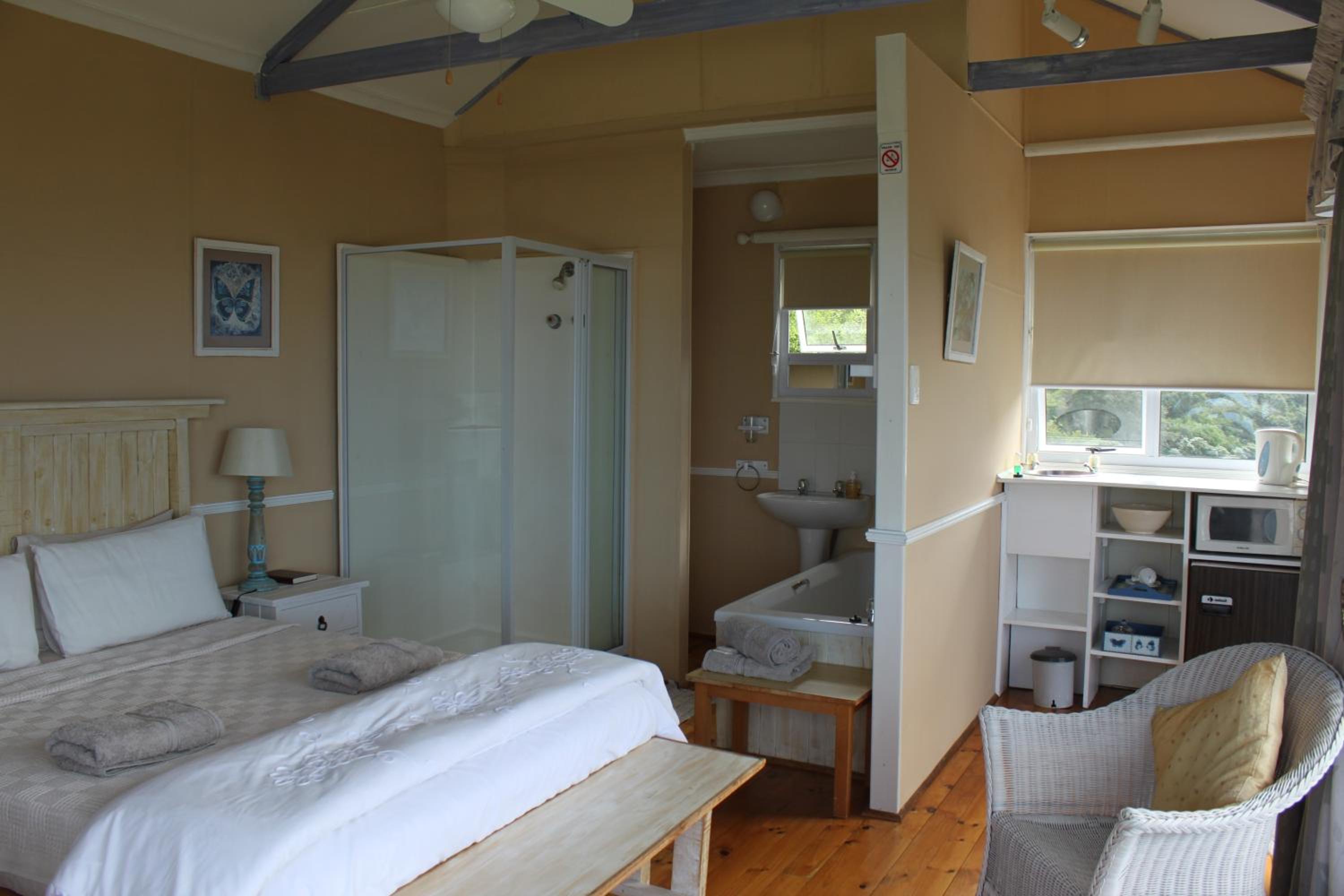 Double Room with Bath - Photo 6