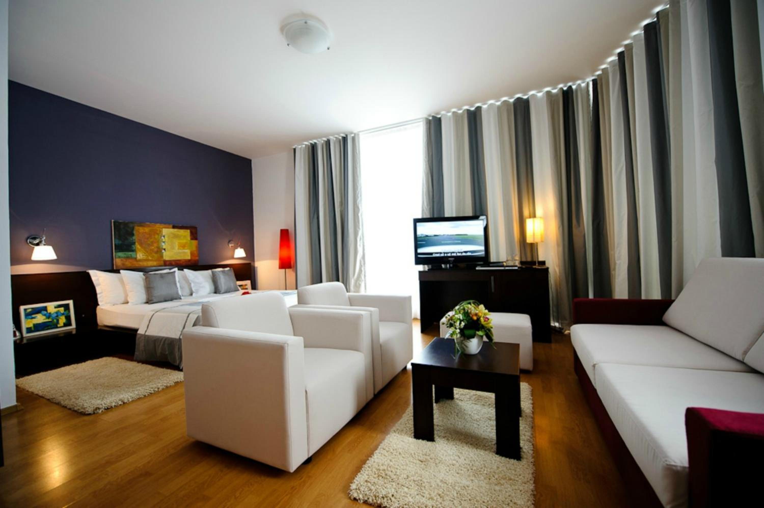 Junior Suite with Balcony - Photo 7