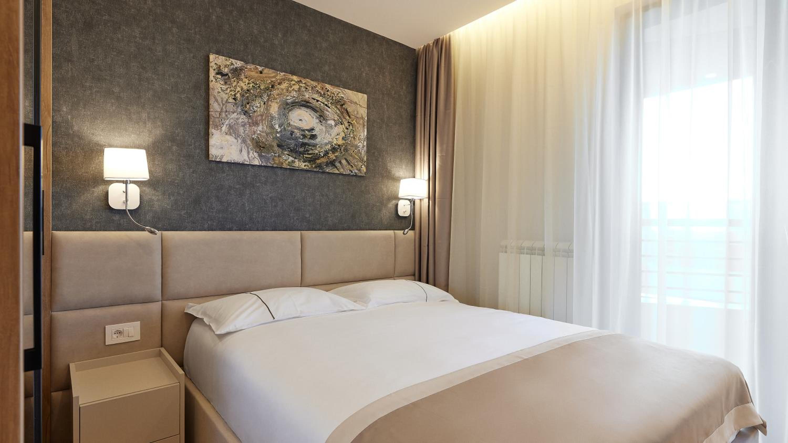 Premium One-Bedroom Apartment - Photo 3