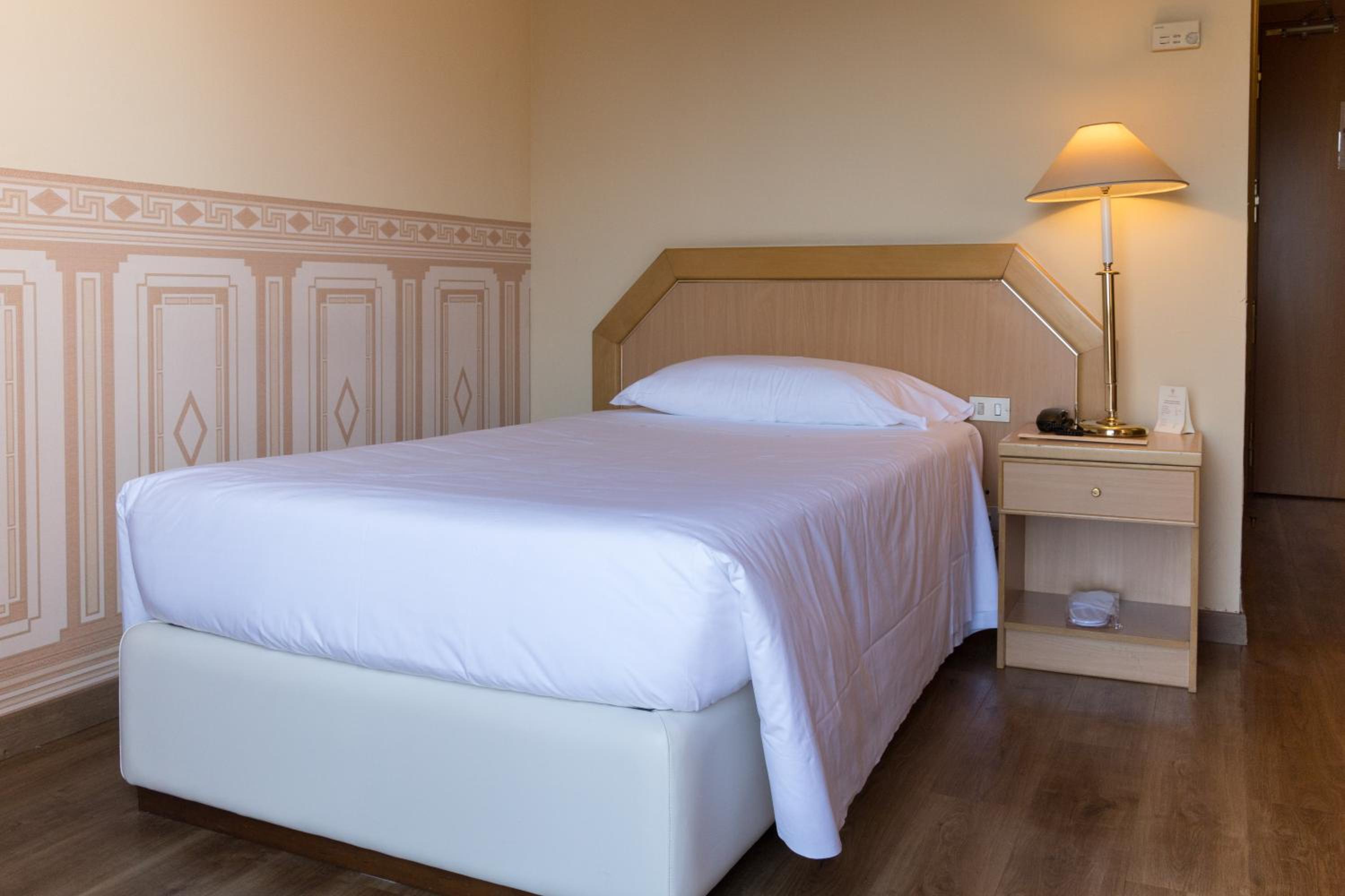 Single Room thumbnail 6