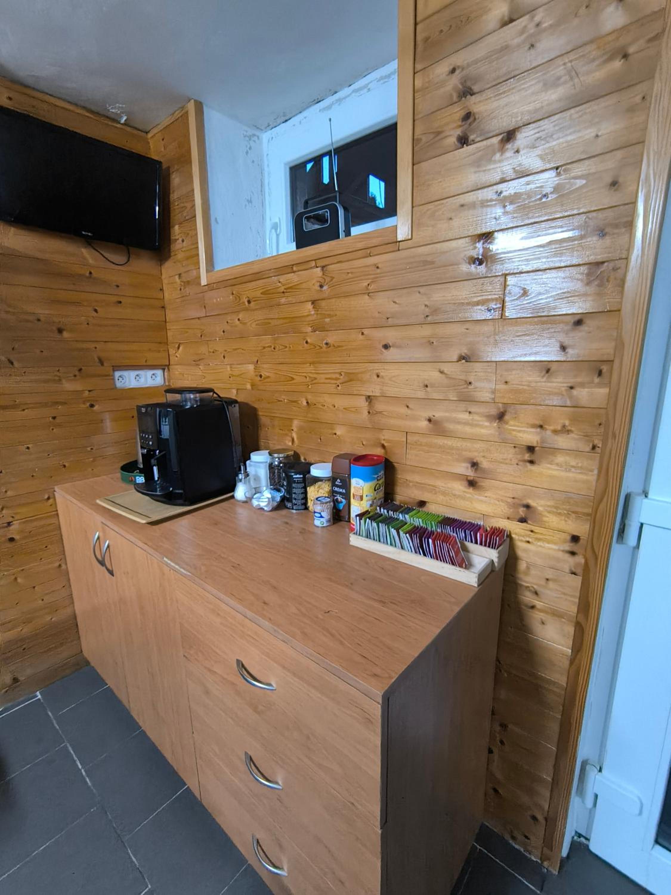 One-Bedroom Suite - Photo 4