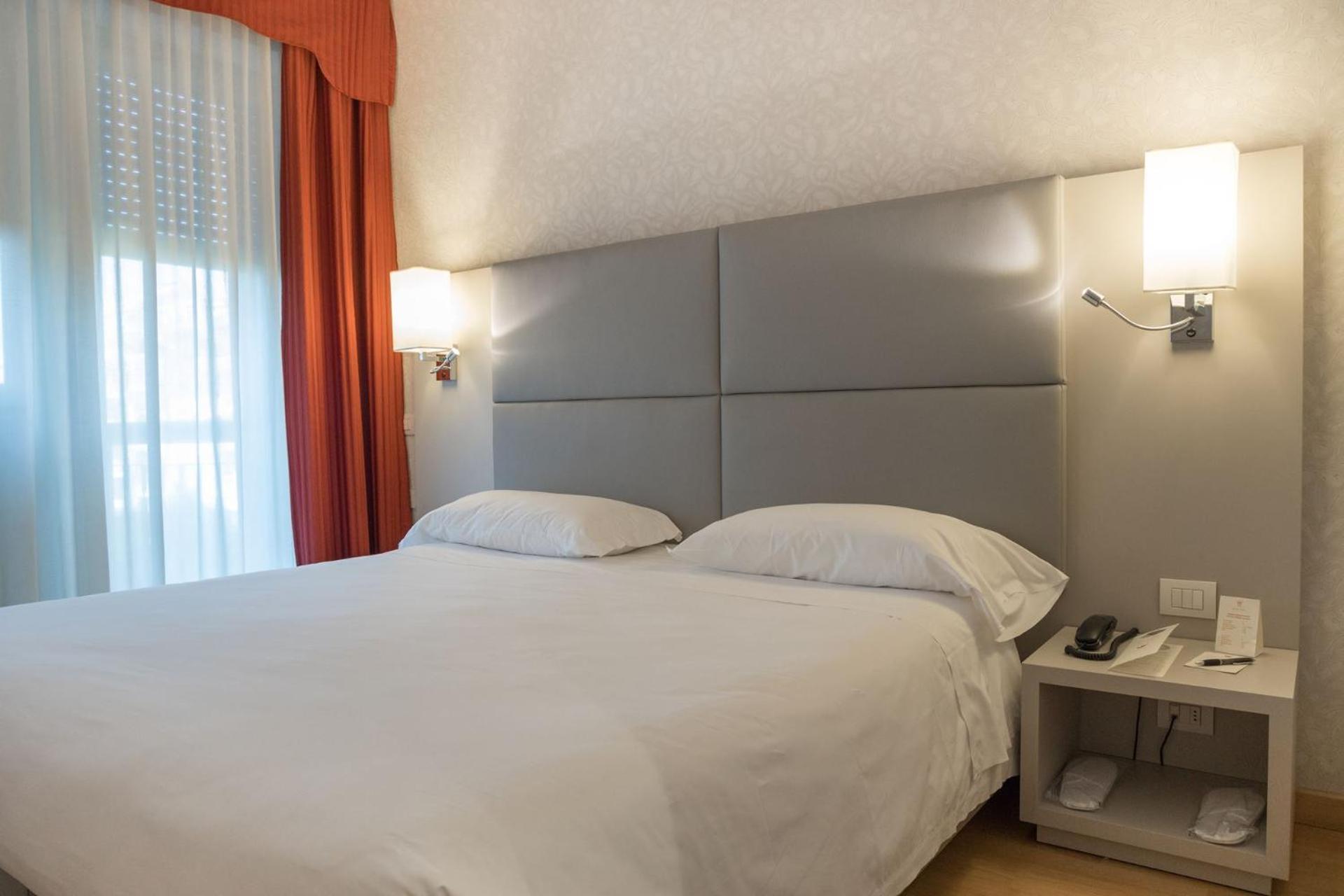 Double or Twin Room thumbnail 5