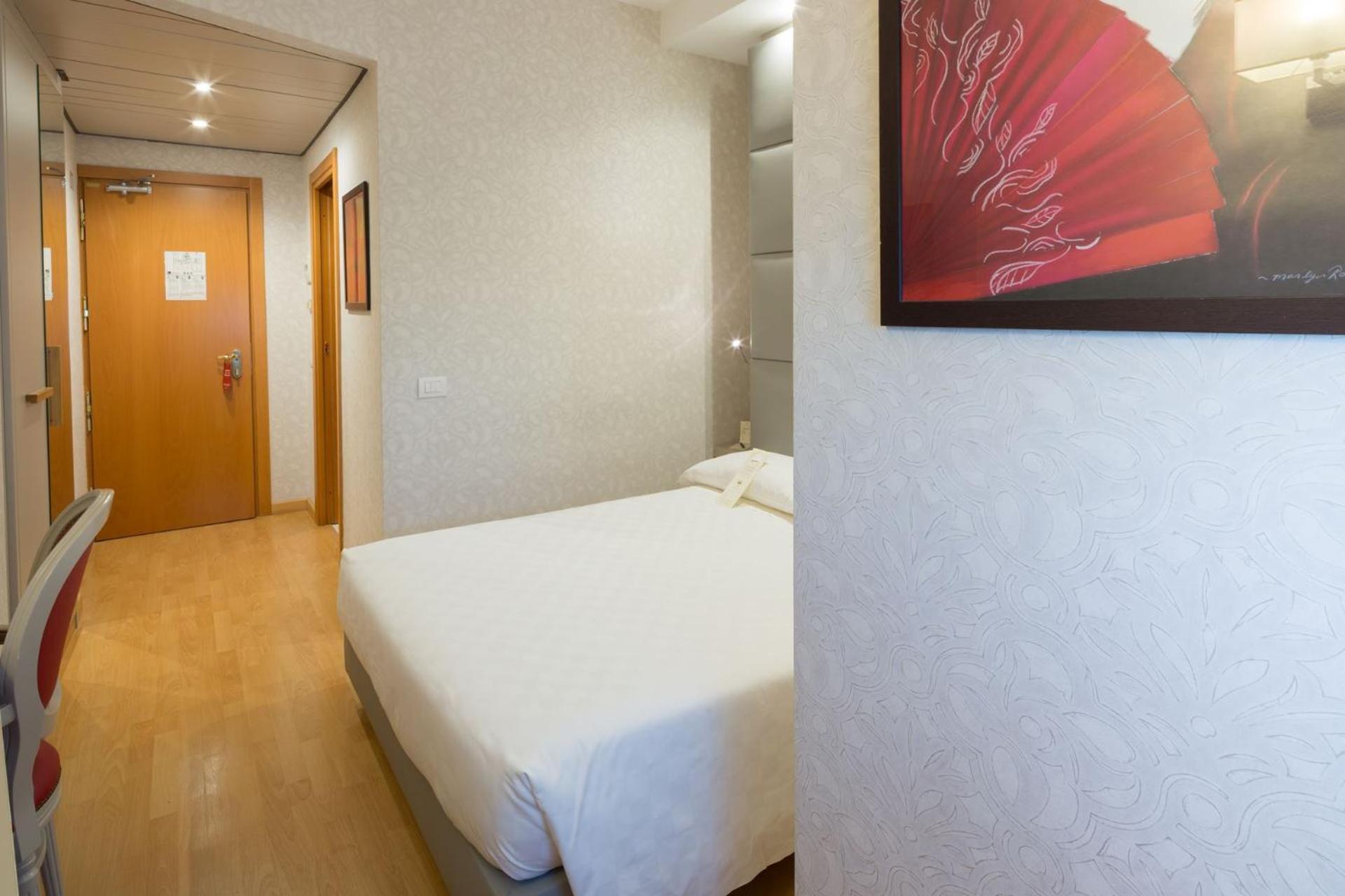 Double or Twin Room thumbnail 6