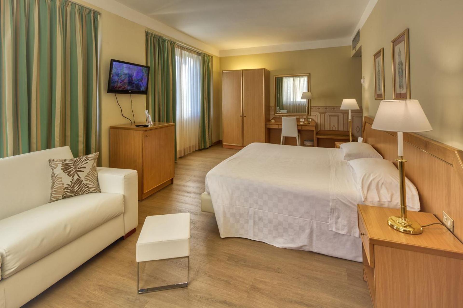 Triple Room thumbnail 6