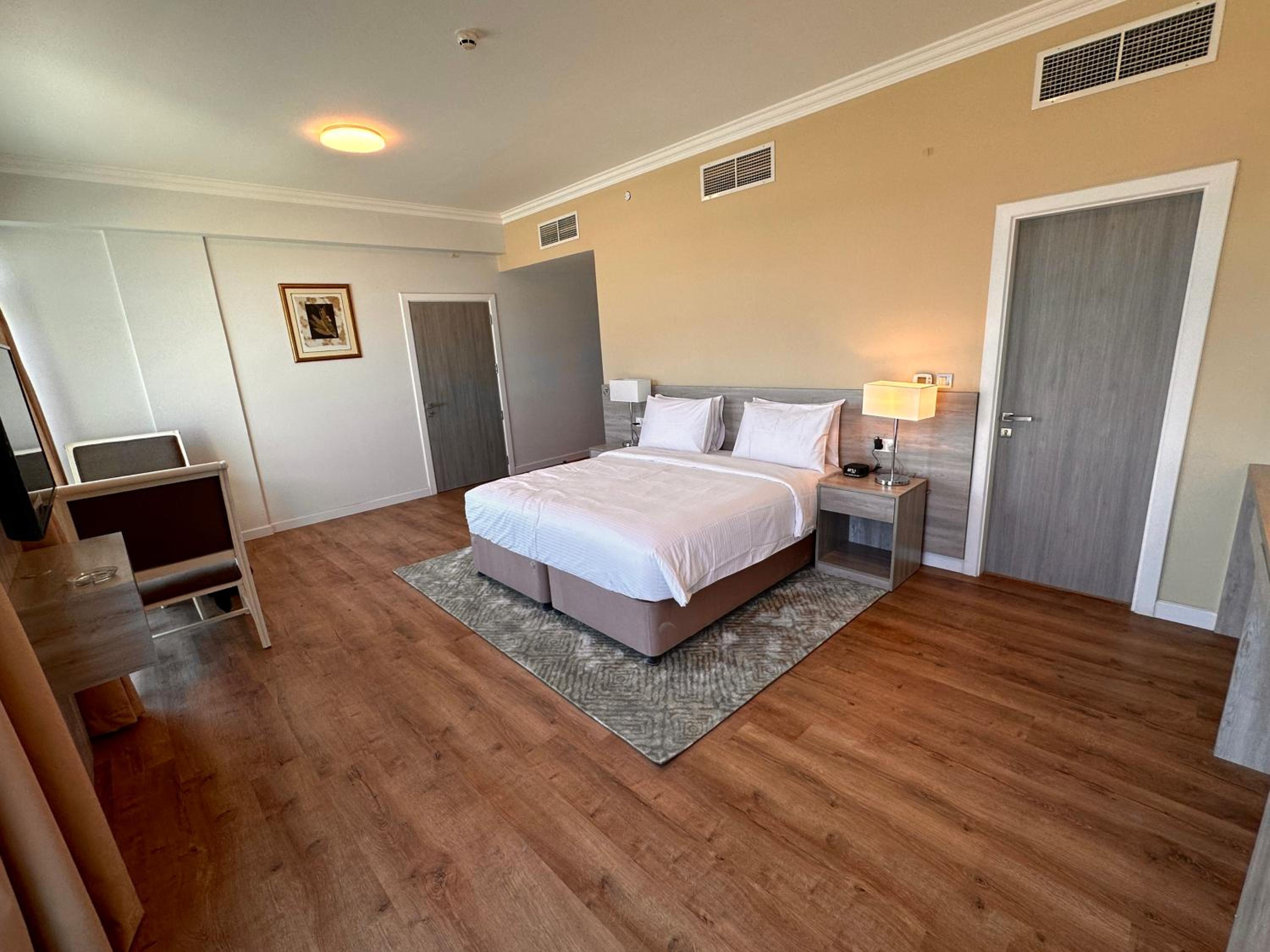 Deluxe Double Room (2 Adults + 1 Child)