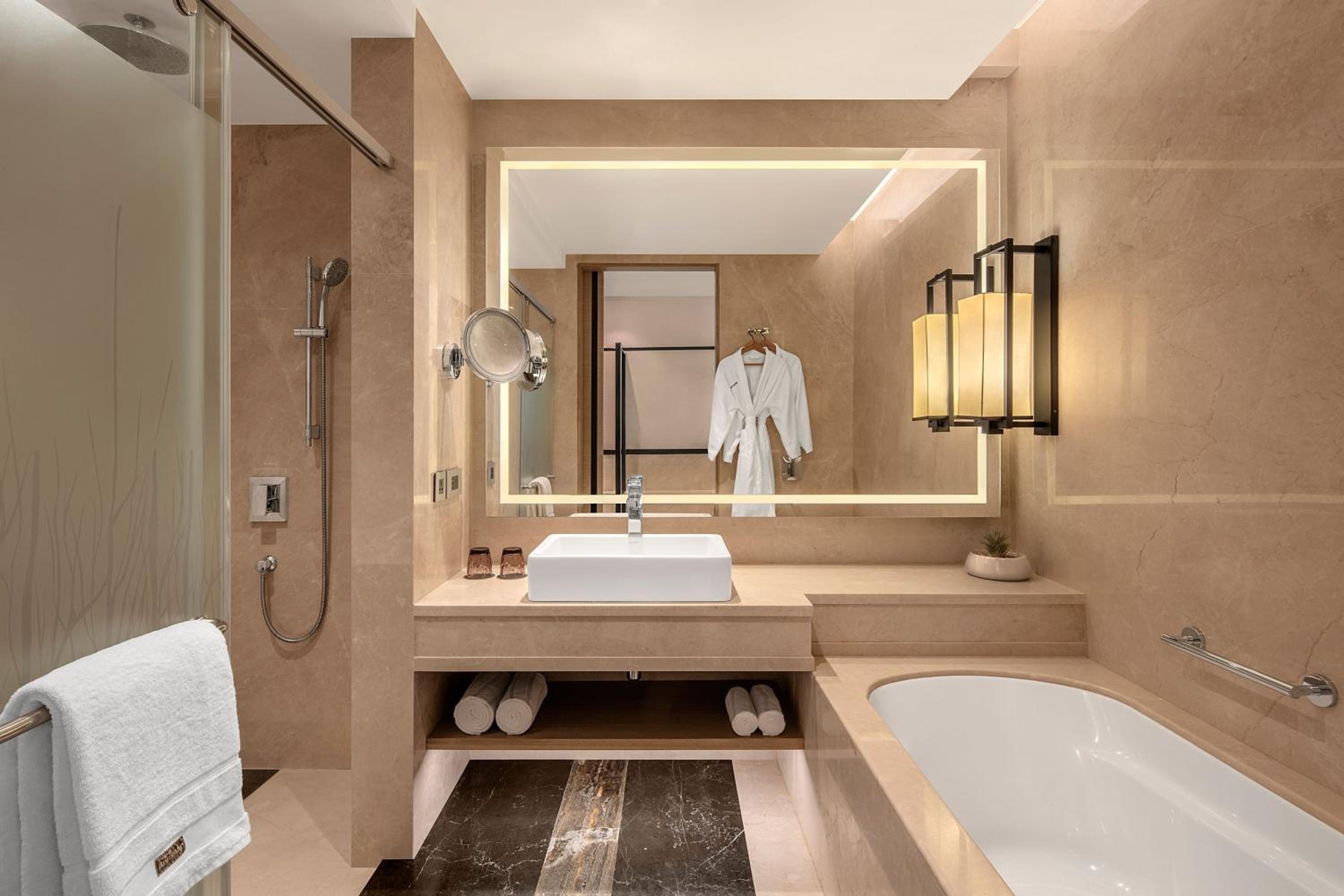 Deluxe Guest Room with 1 King with Bathtub - INR 1000 SPA Credit  (Stay between Sunday to Thursday) - Complimentary beer on arrival and free shuttle to the beach photo 2