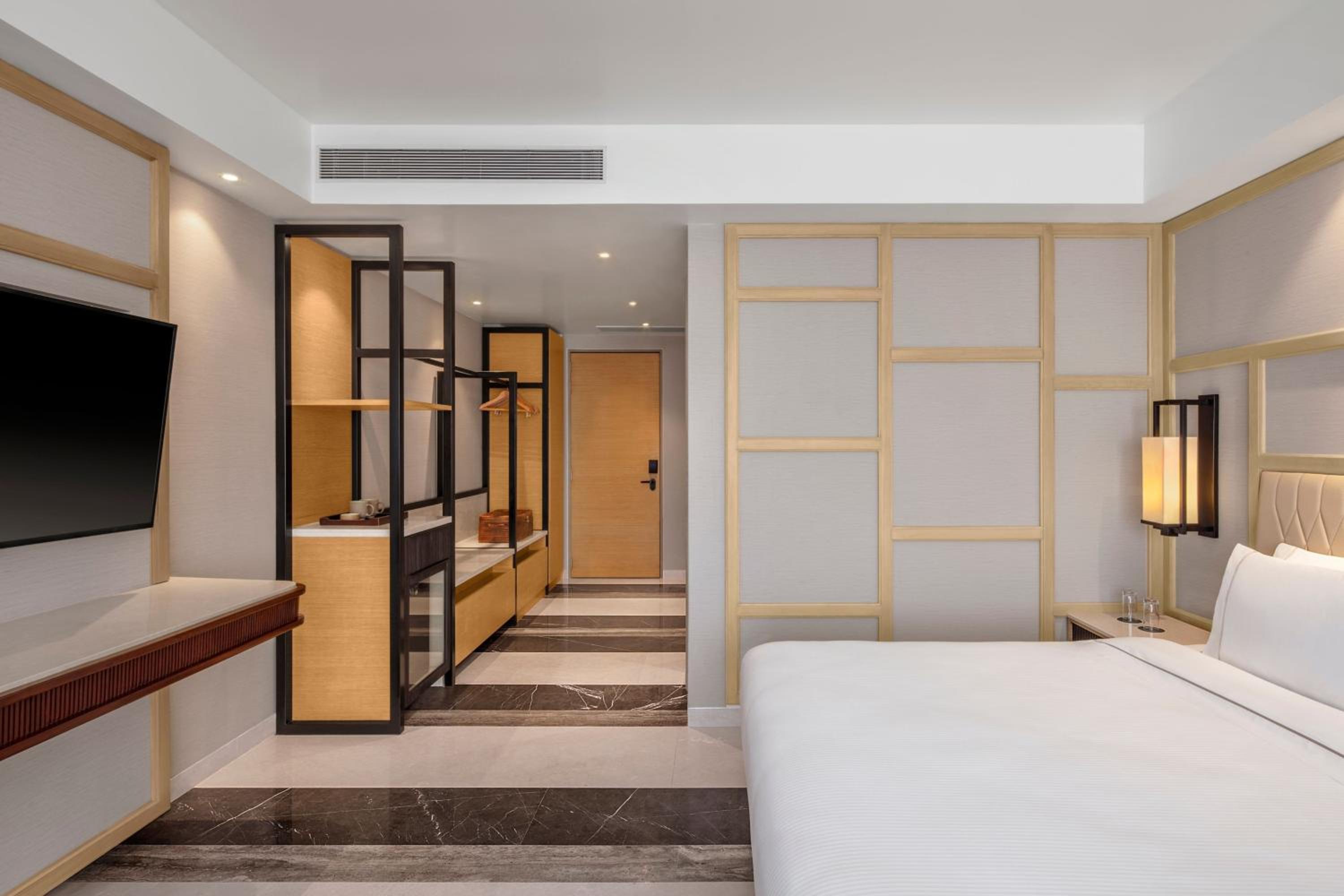 Deluxe Guest Room with 1 King with Bathtub - INR 1000 SPA Credit  (Stay between Sunday to Thursday) - Complimentary beer on arrival and free shuttle to the beach photo 3