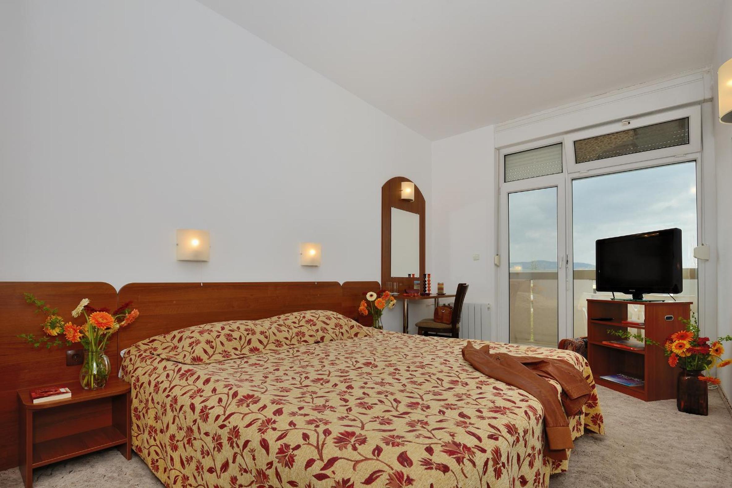 Two-Bedrooms Suite (non-renovated) – Building 1 photo 3