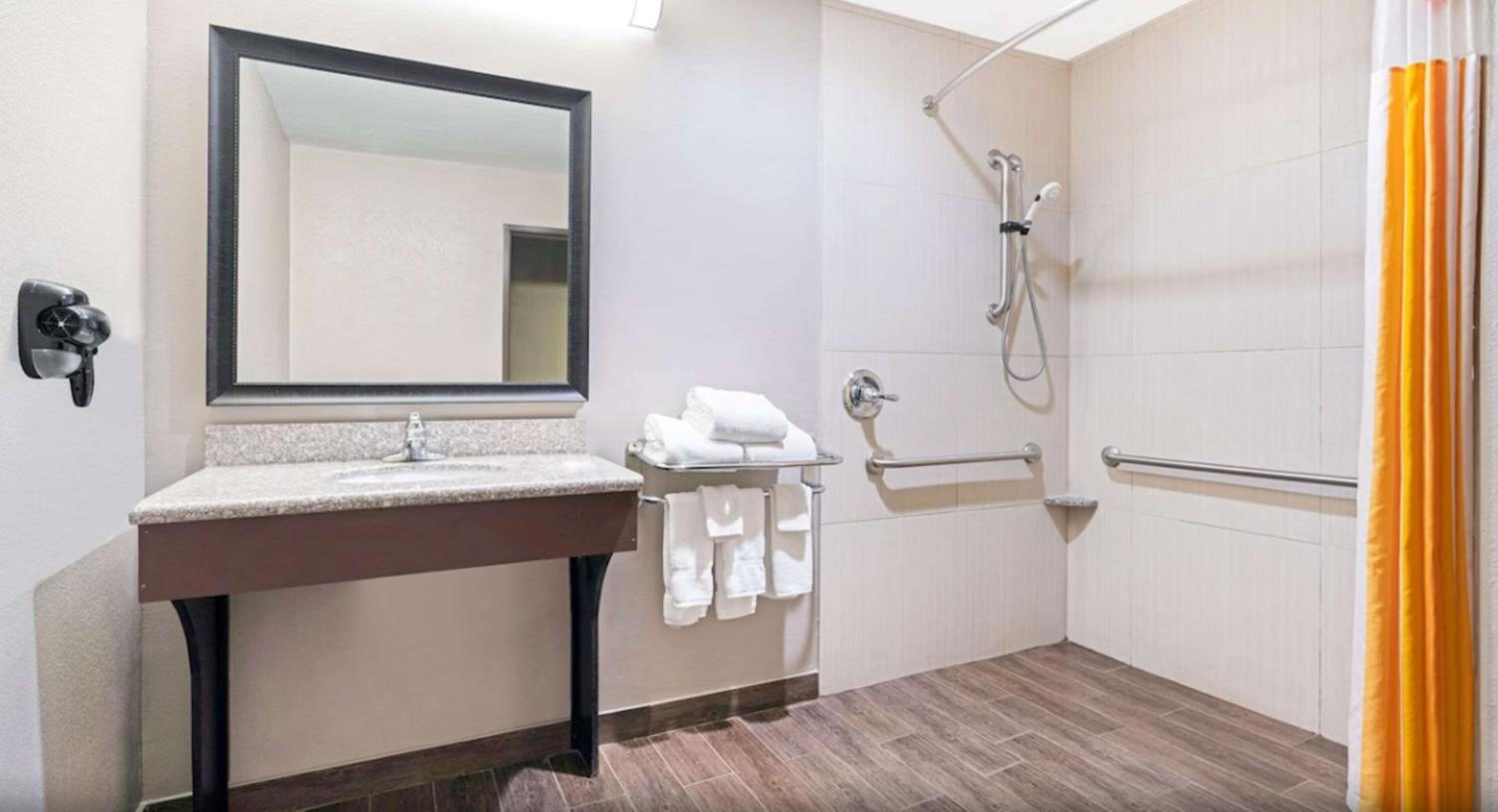 Executive Suite with Two Queen Beds - Non-Smoking - Photo 3