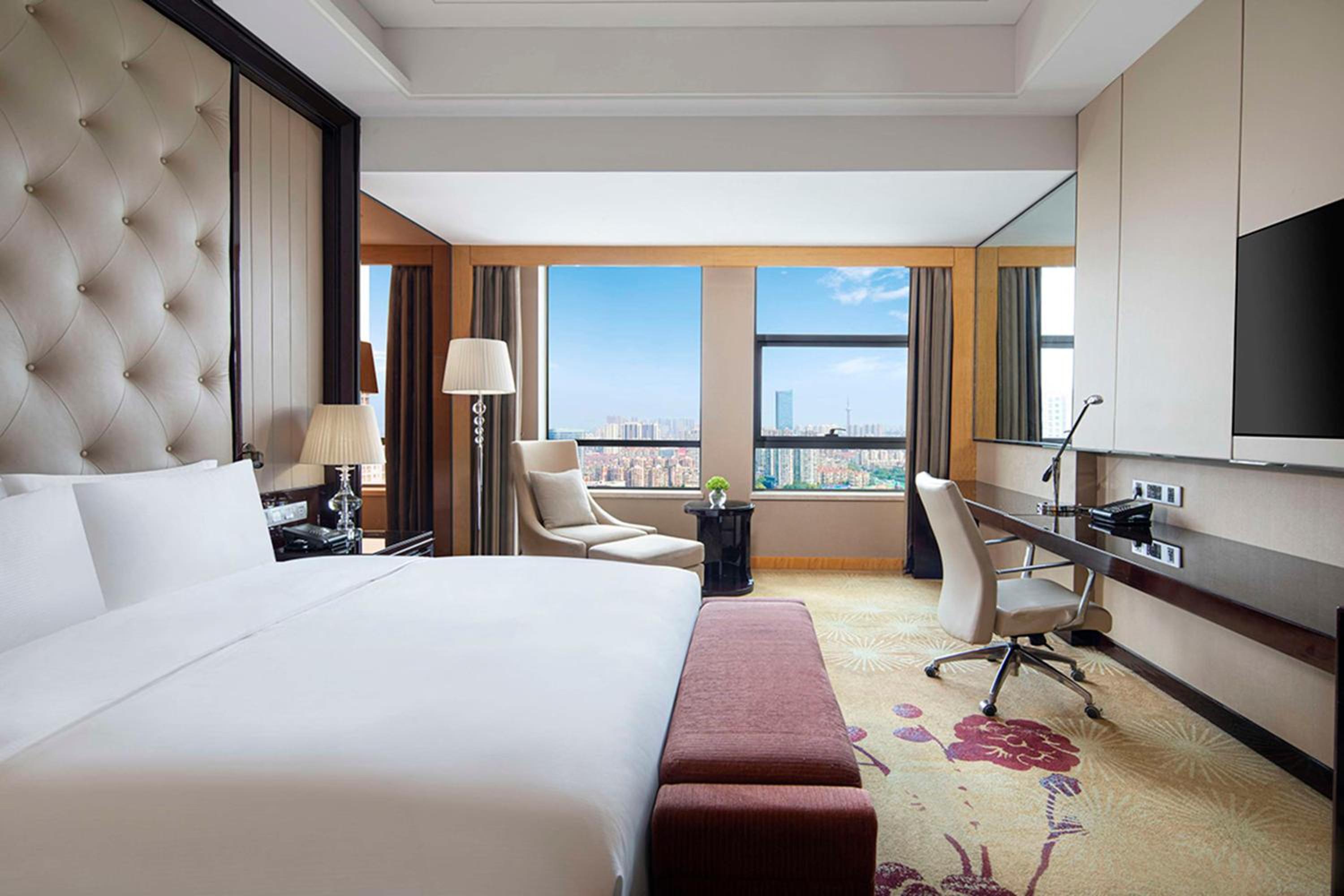 Deluxe King Room - Photo 2