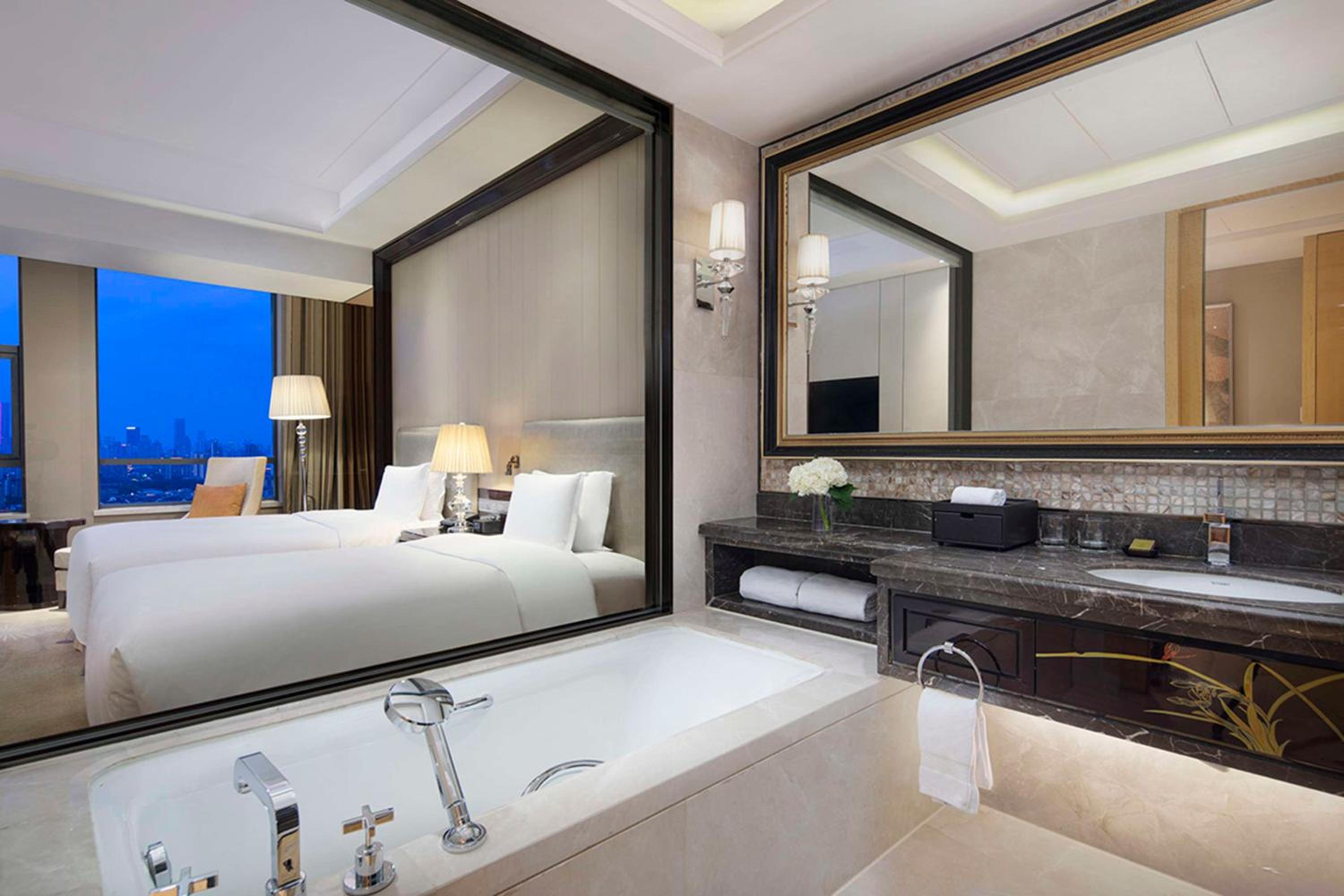 Executive Twin Room with Access to Executive Lounge - Photo 3