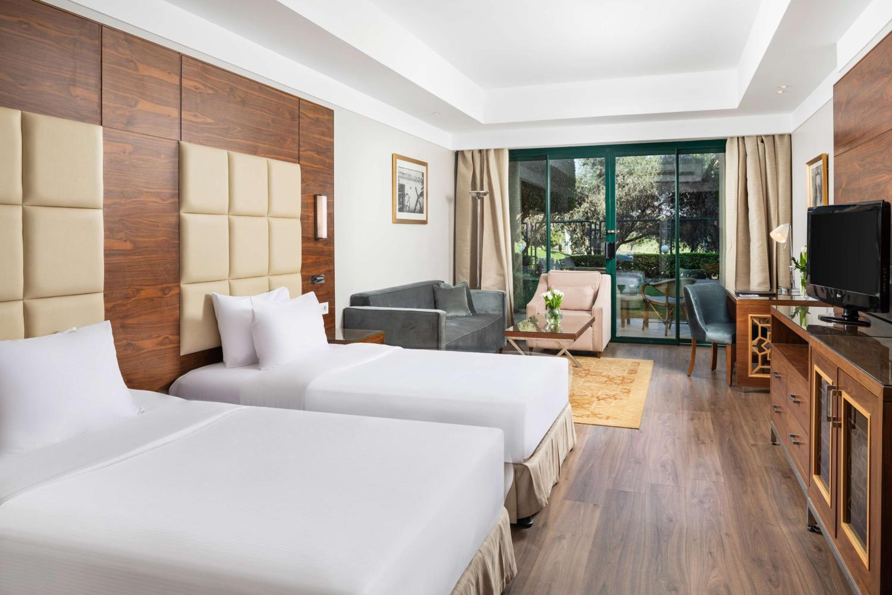 Executive Twin Room thumbnail 6