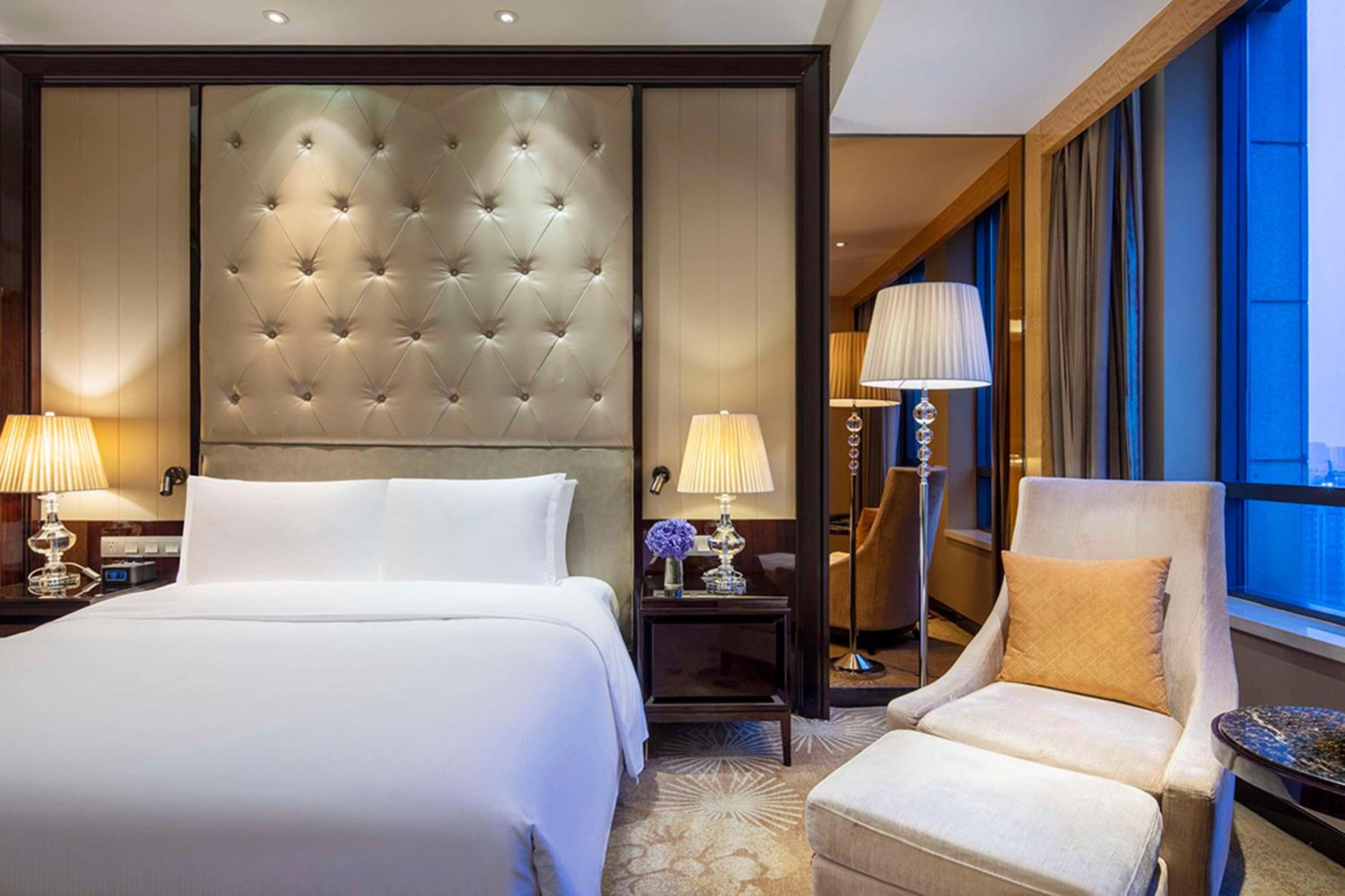 Executive King Room with Access to Executive Lounge - Photo 1