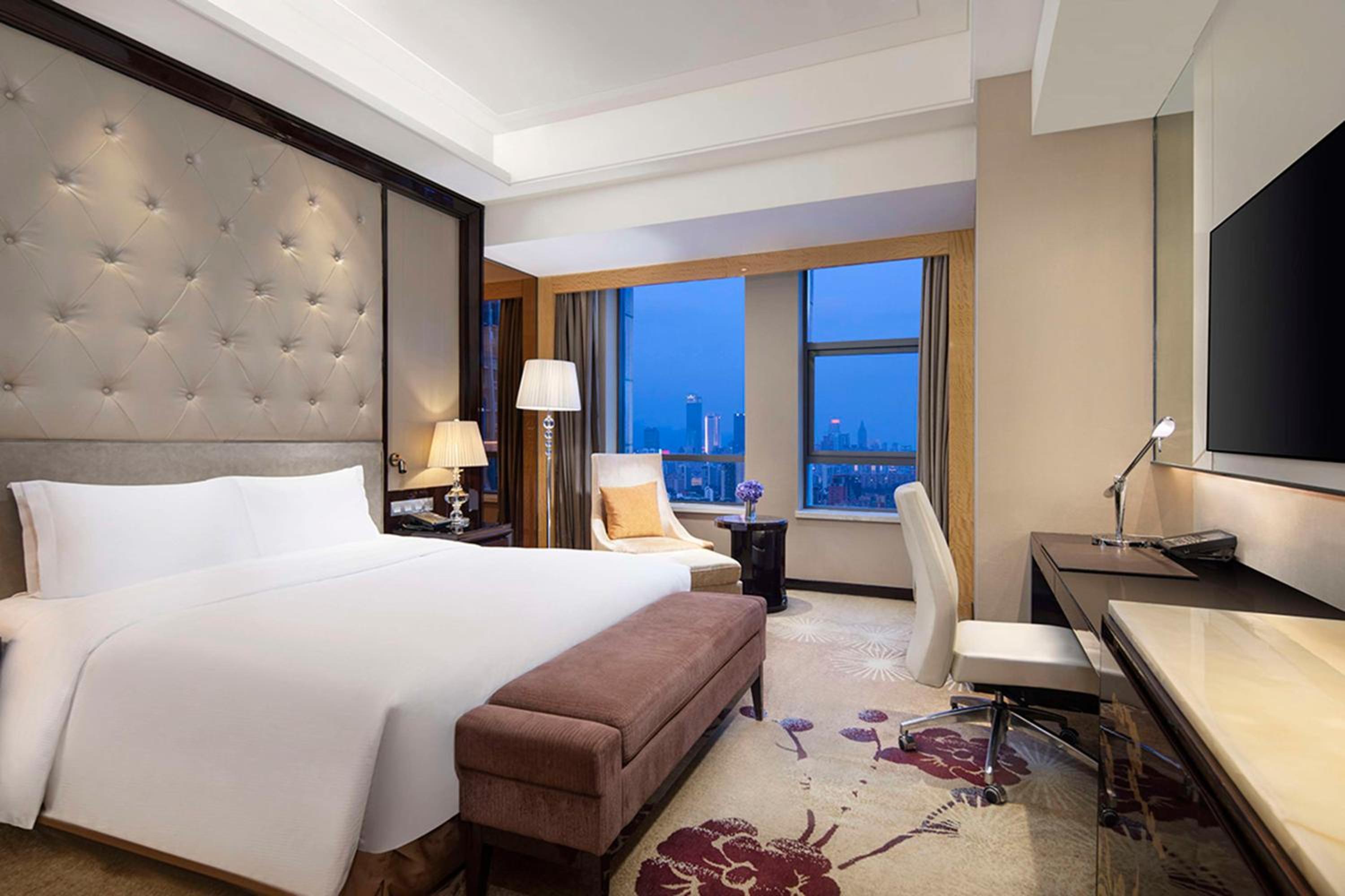 Executive King Room with Access to Executive Lounge - Photo 5