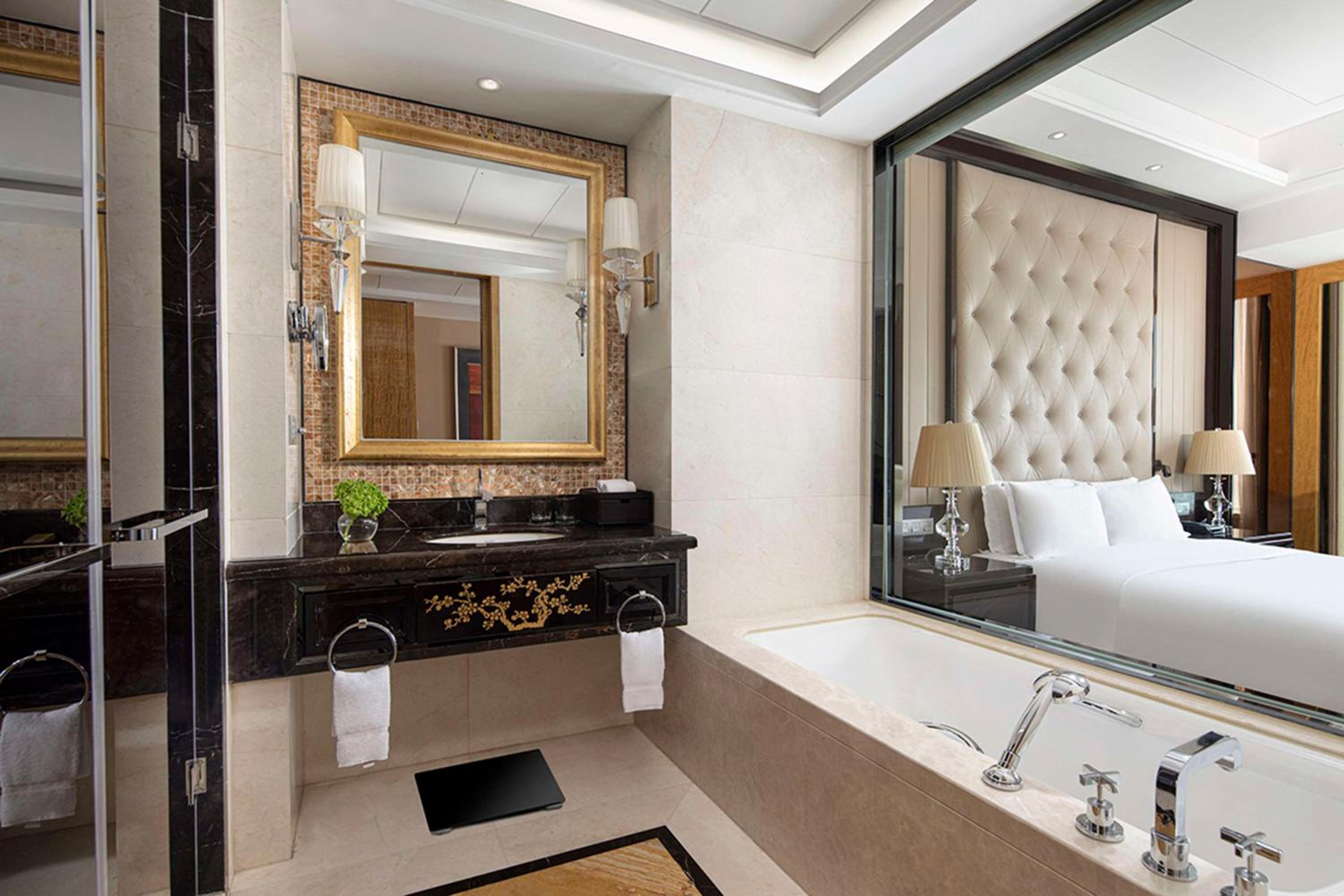 Deluxe King Room - Photo 3