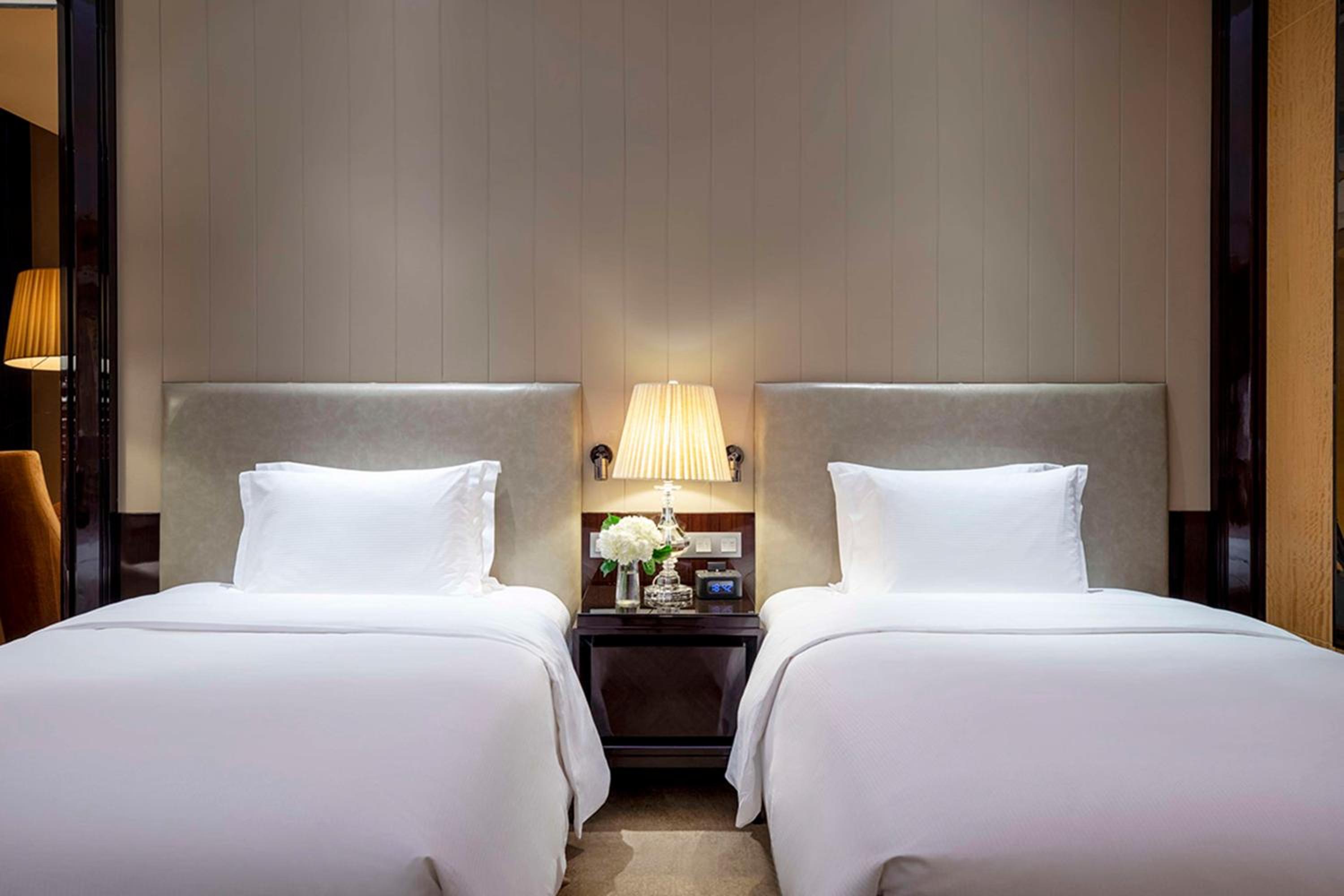 Executive Twin Room with Access to Executive Lounge - Photo 2