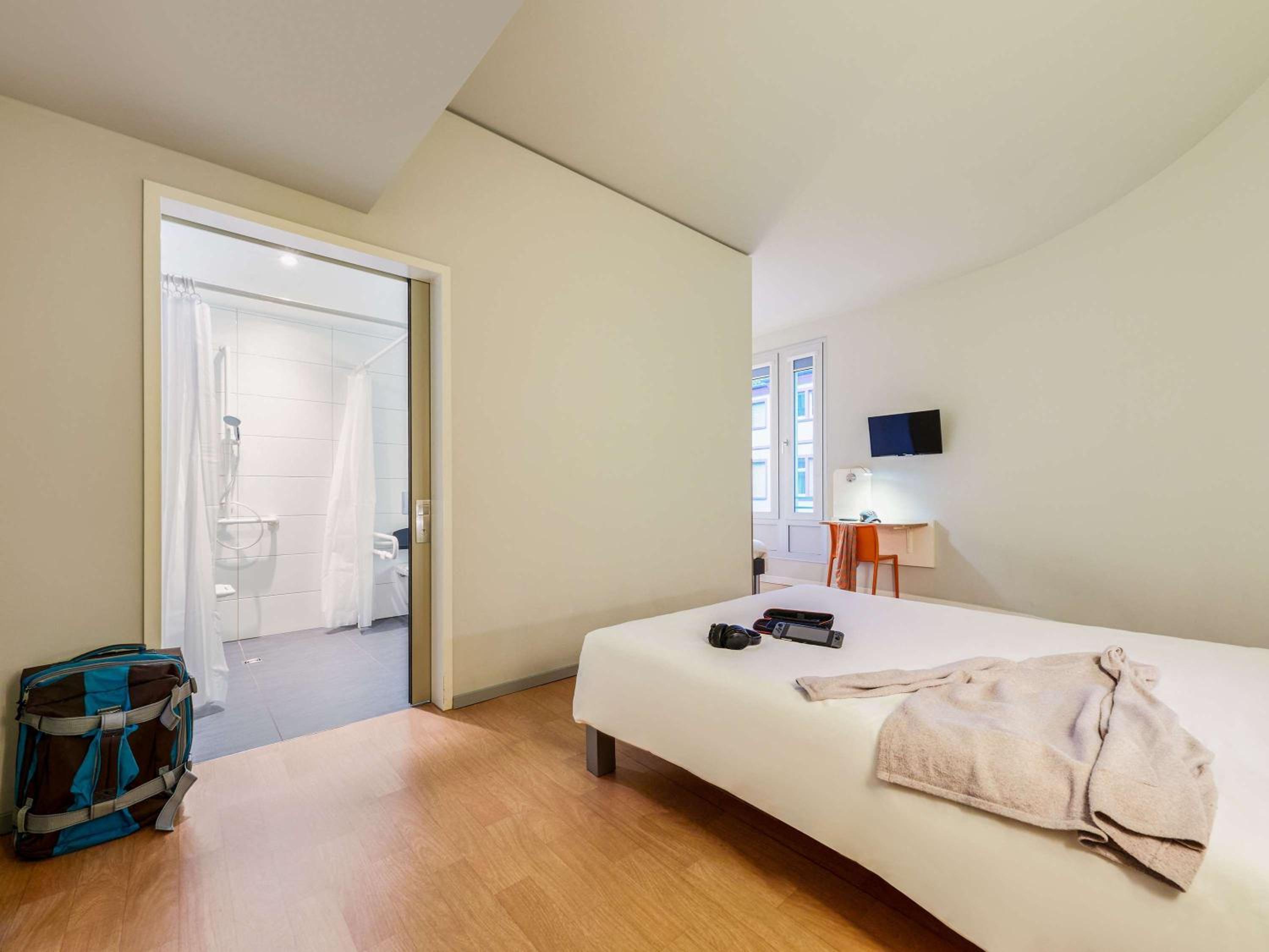 Standard Adapted Room with double bed - Photo 1