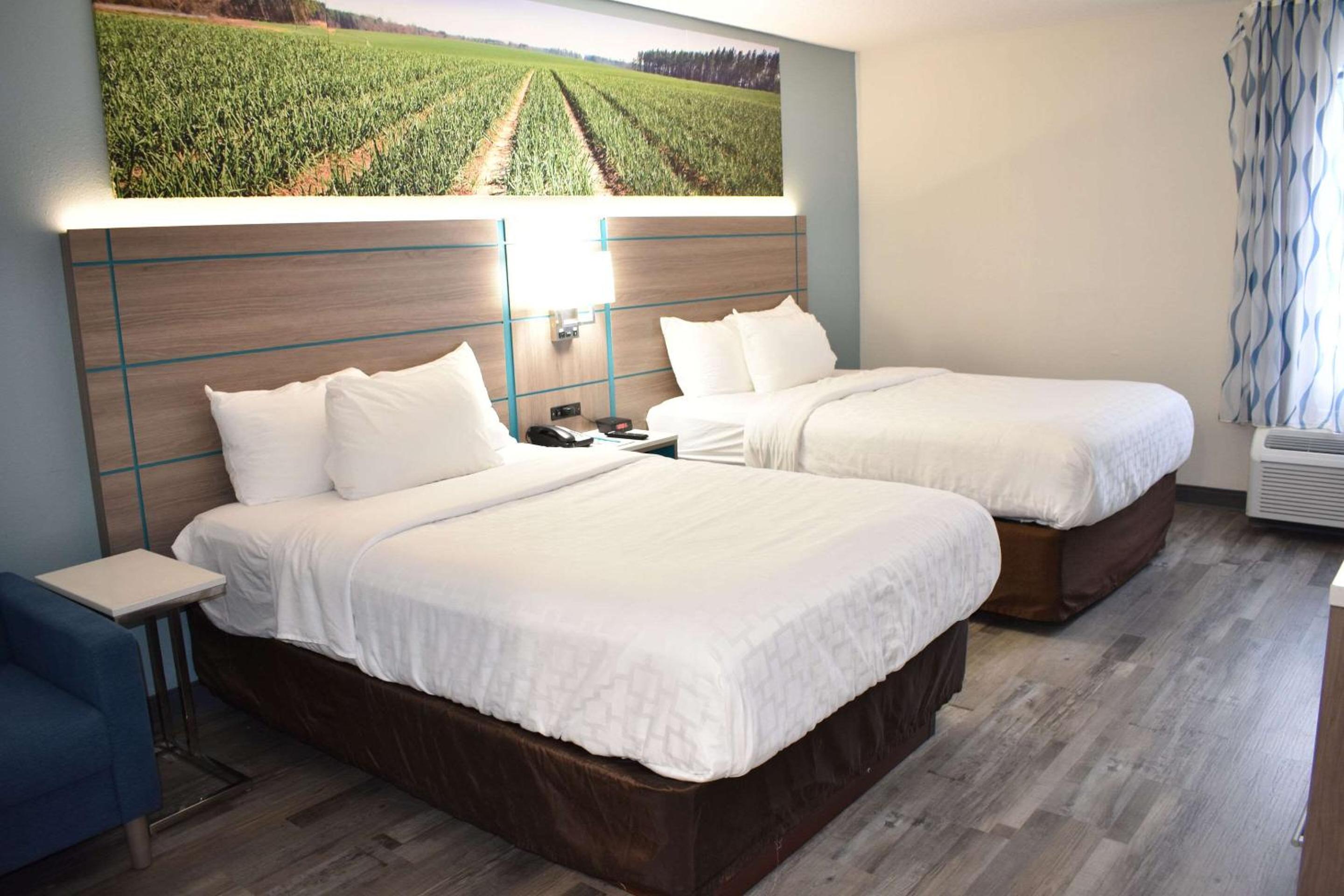 Queen Room with Two Queen Beds - Non-Smoking - Photo 3