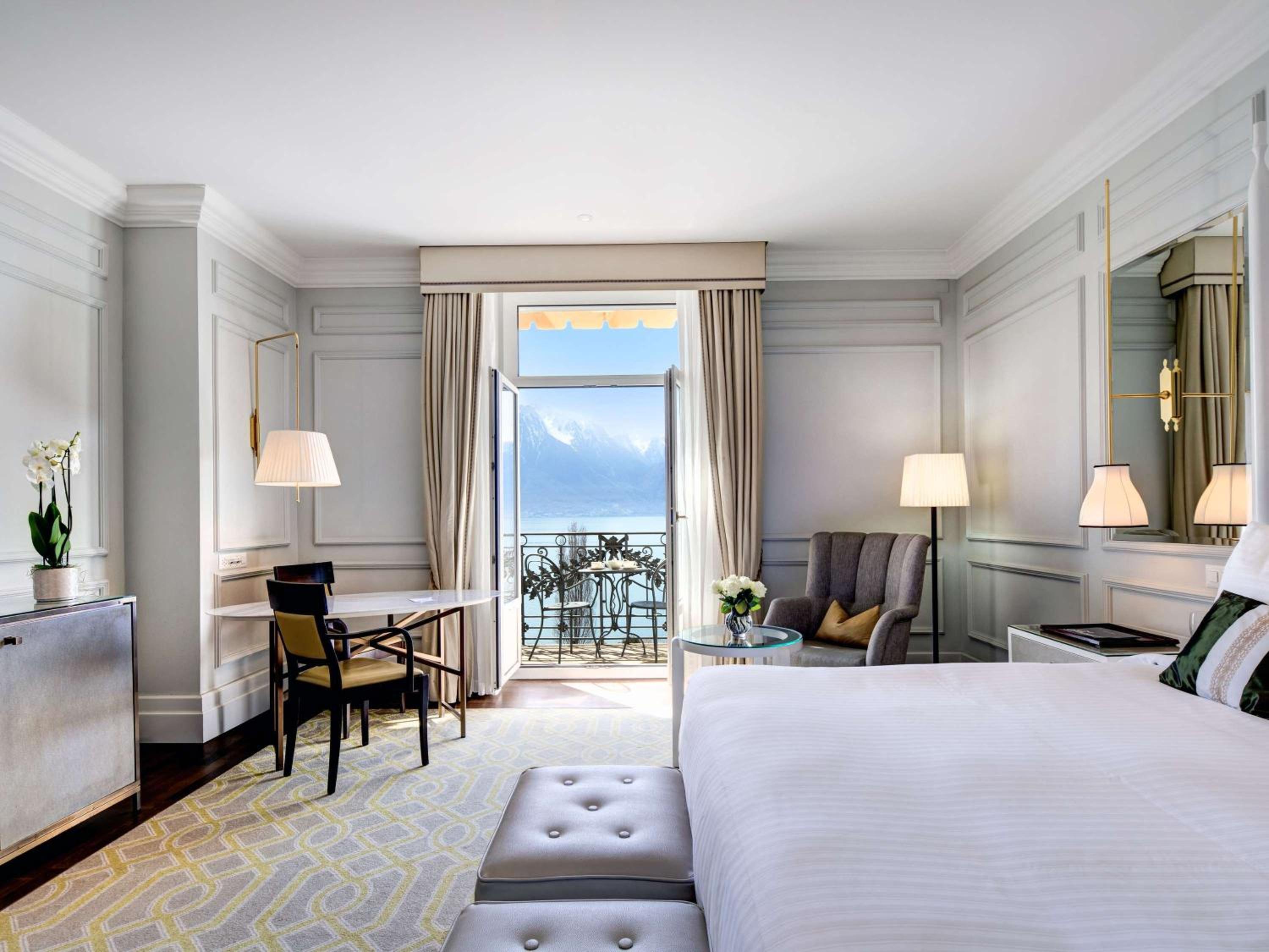Deluxe Room with Lake View - Photo 5