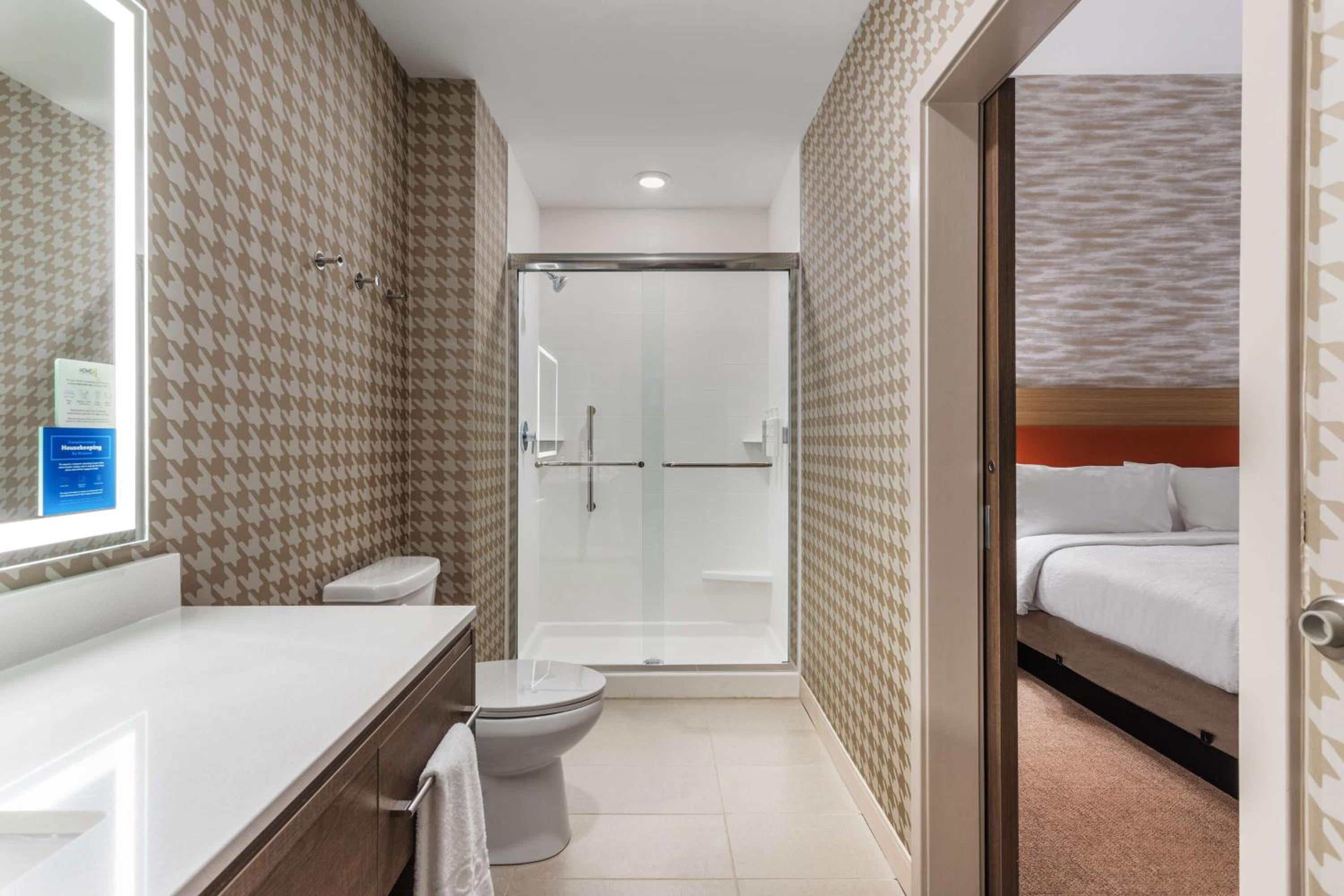 One-Bedroom King Suite - Photo 3