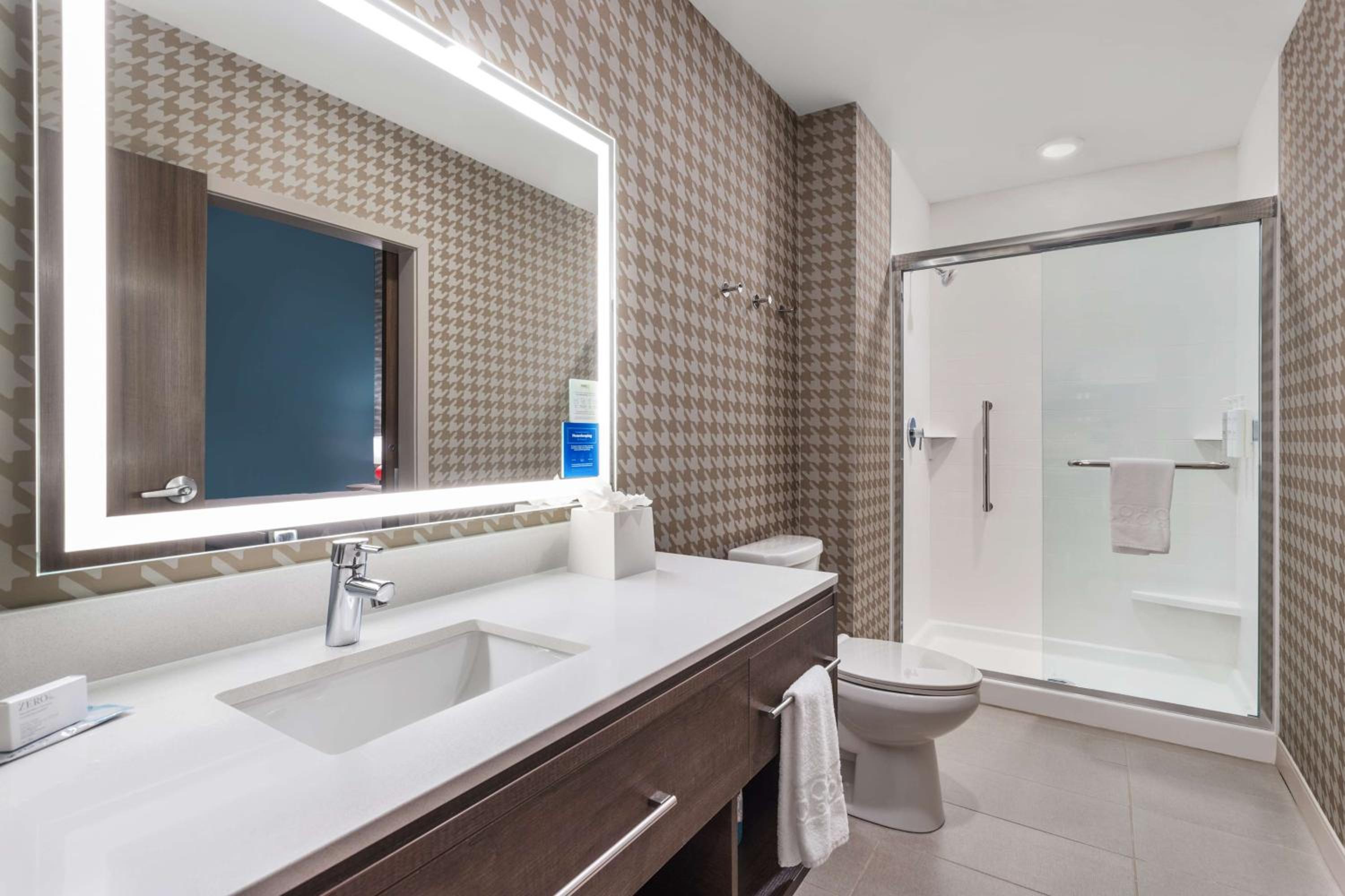 One-Bedroom King Suite - Photo 2