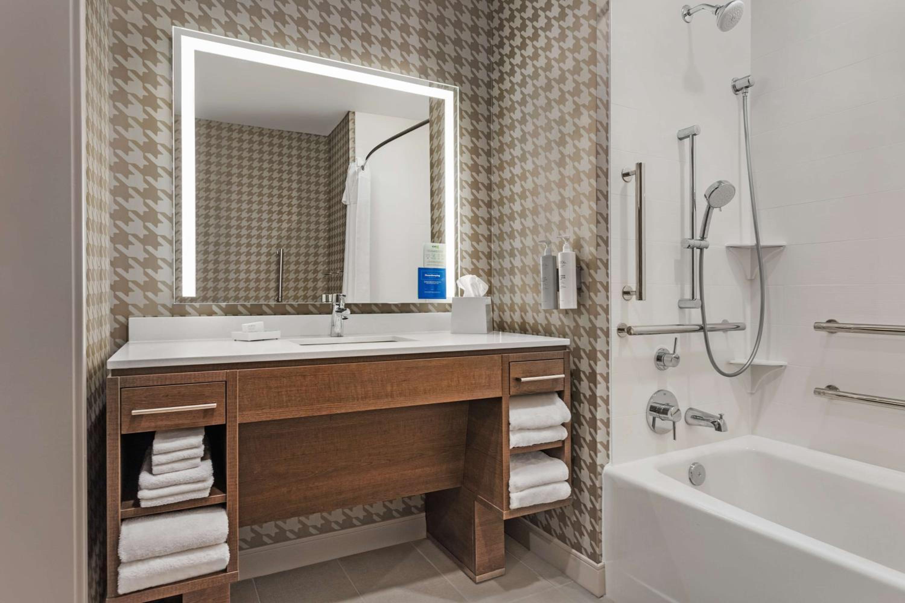 King Studio Suite with Accessible Tub - Mobility Access - Photo 3