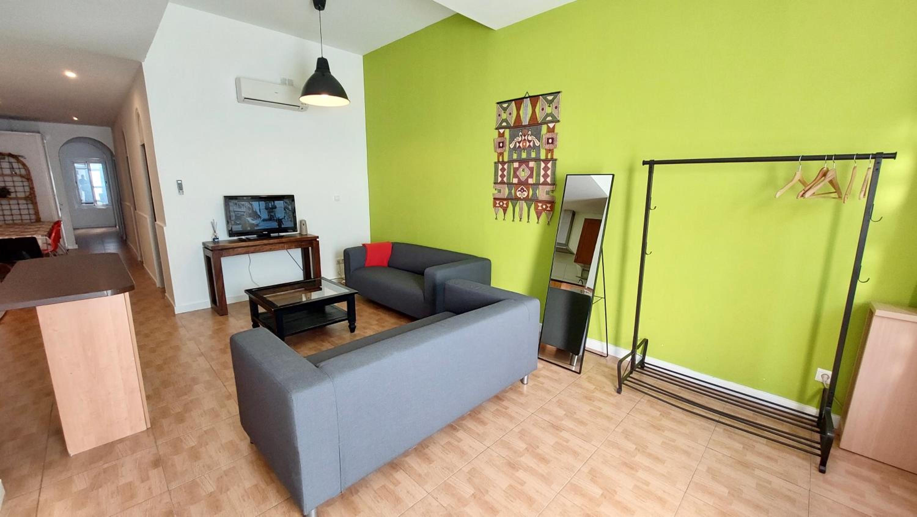 Apartamento de tres dormitorios con patio y vista a la ciudad (2-6 adultos)