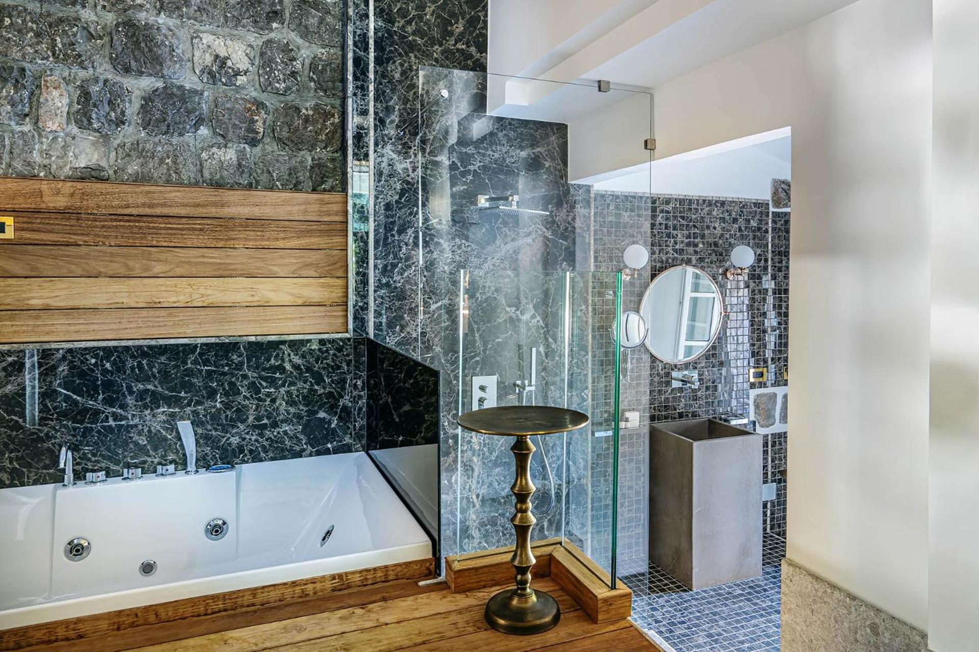 Suite with Spa Bath photo 3