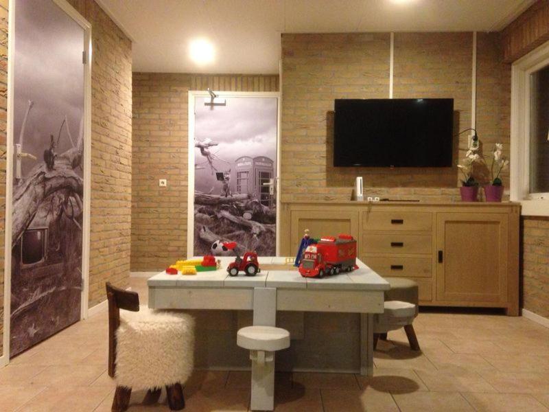Eight-Bedroom House photo 2