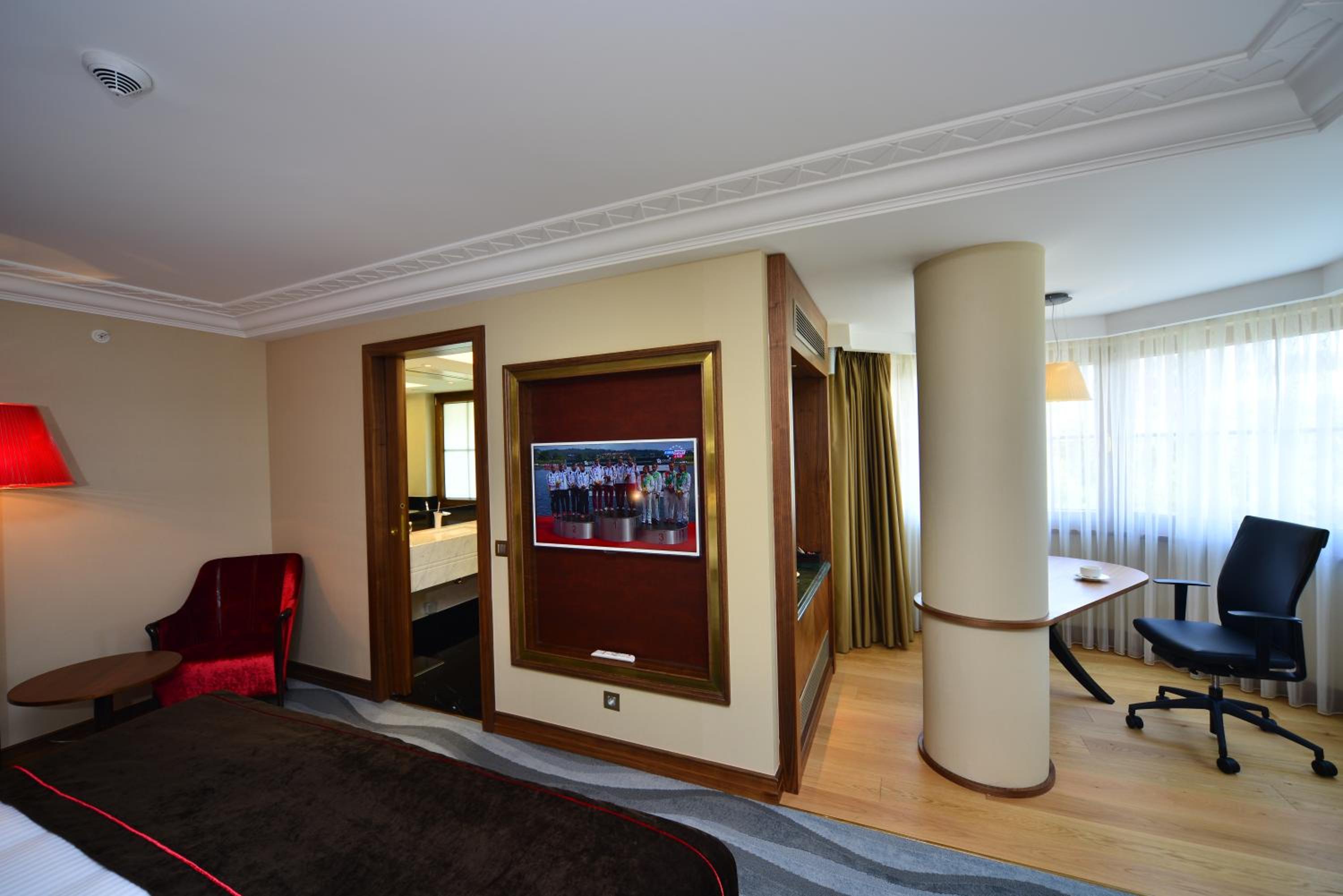 Executive Deluxe King Room photo 3