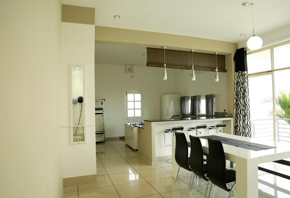 Two-Bedroom Apartment with Mountain View - Photo 10