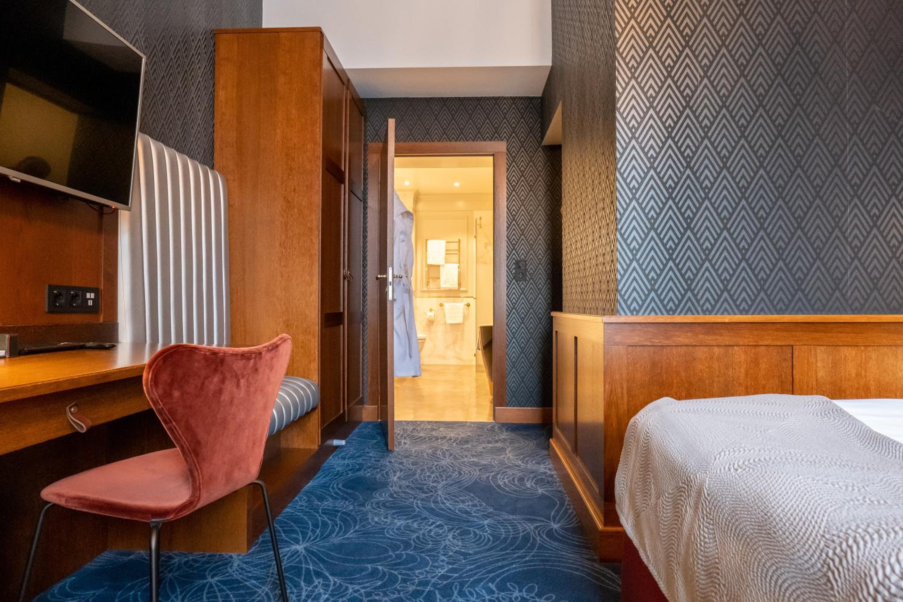 Suite - Photo 5