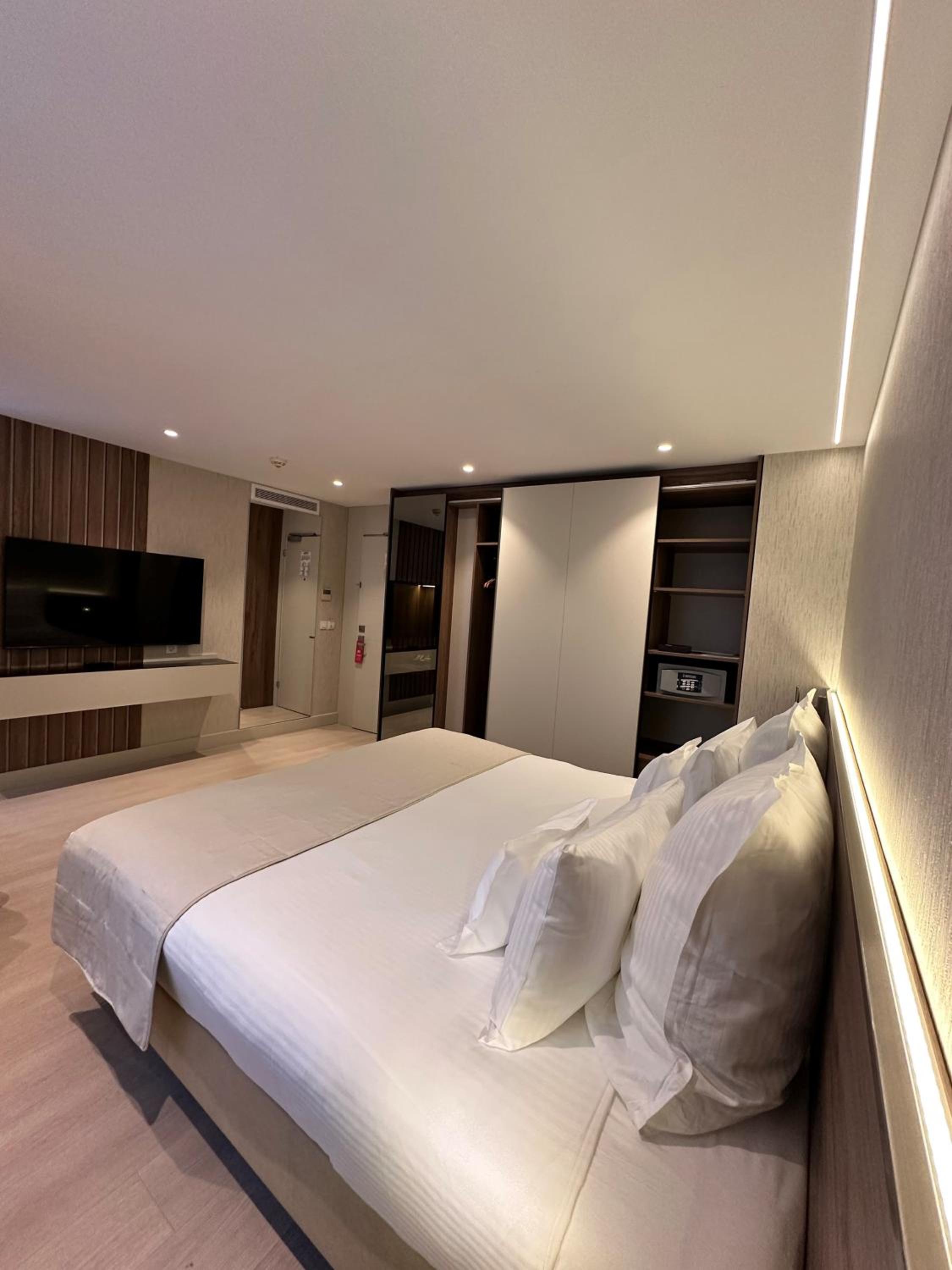 Deluxe Queen Room