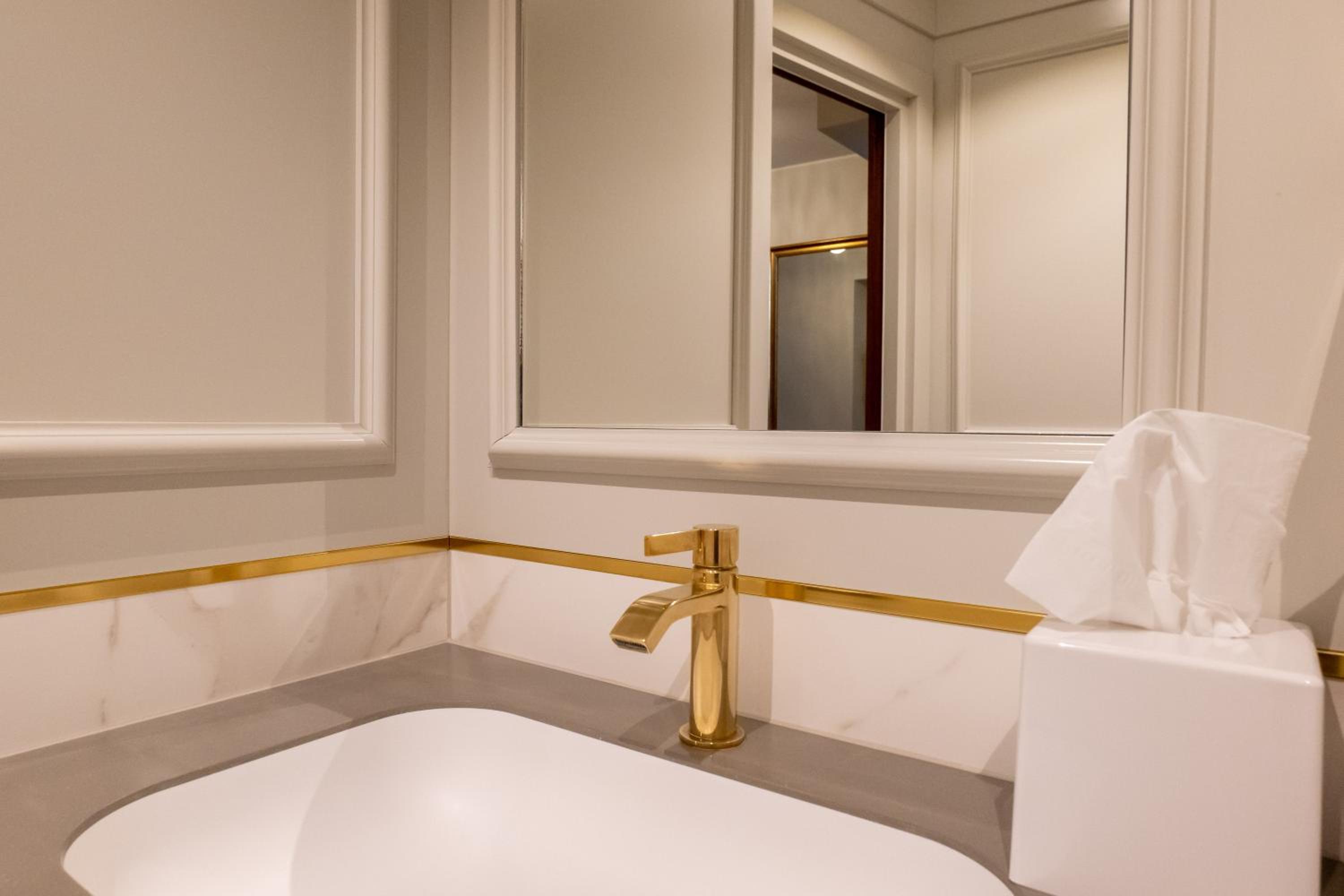 Suite - Photo 6