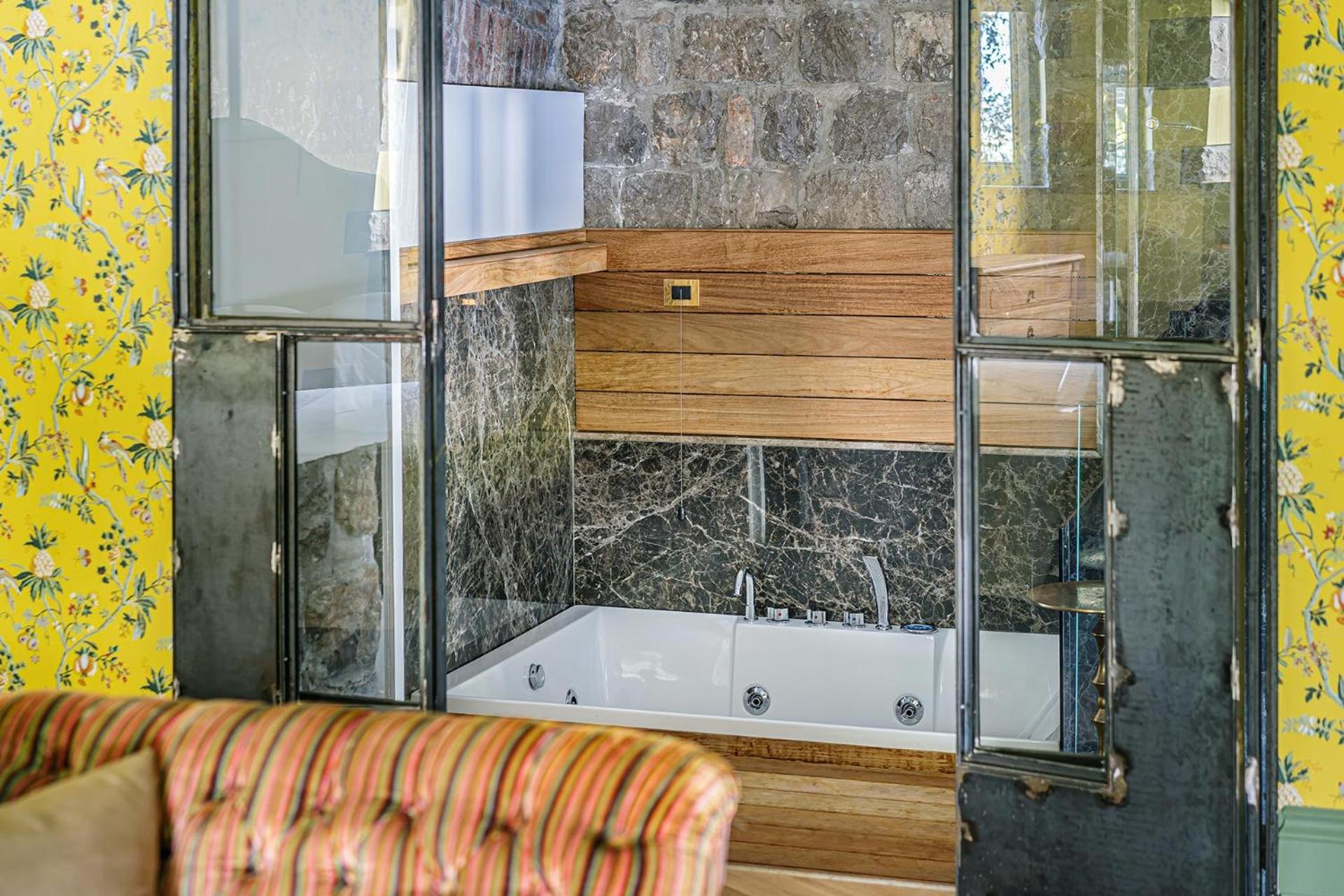Suite with Spa Bath photo 2