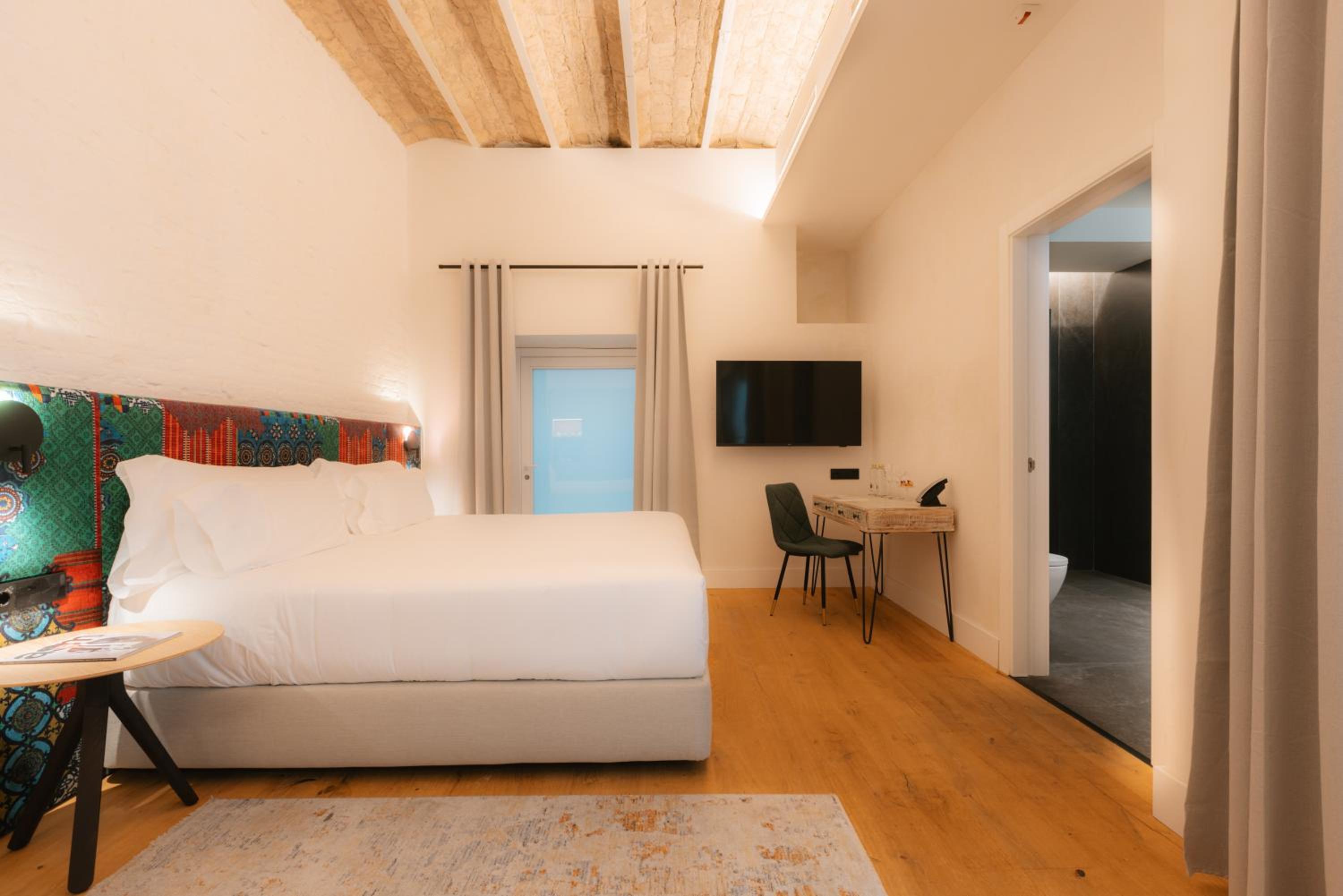 Deluxe Room - Photo 11