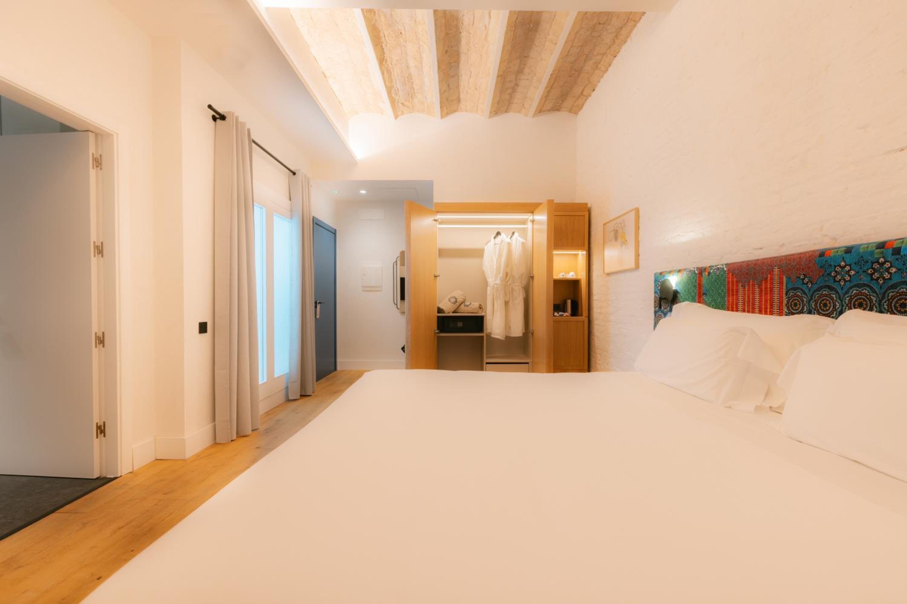 Deluxe Room - Photo 4