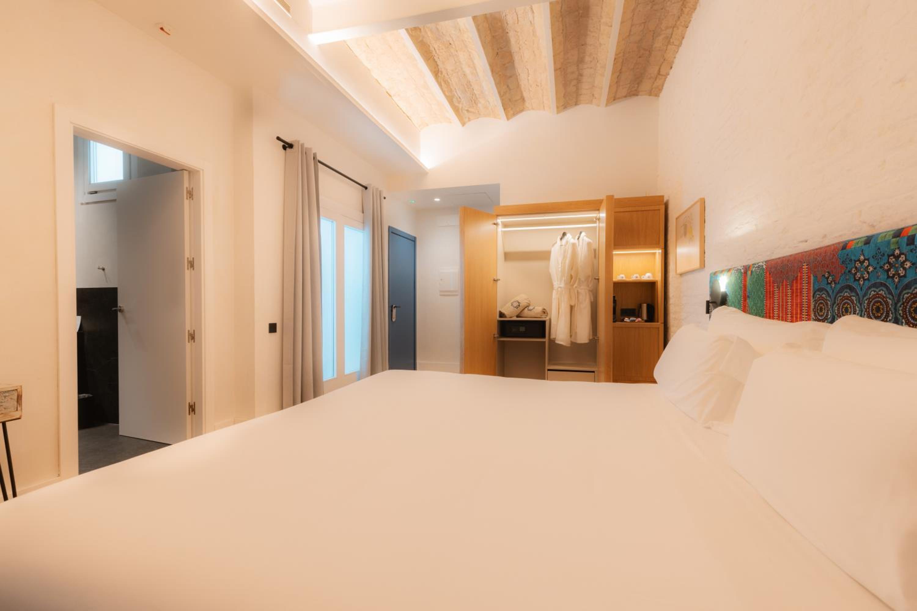 Deluxe Room - Photo 3