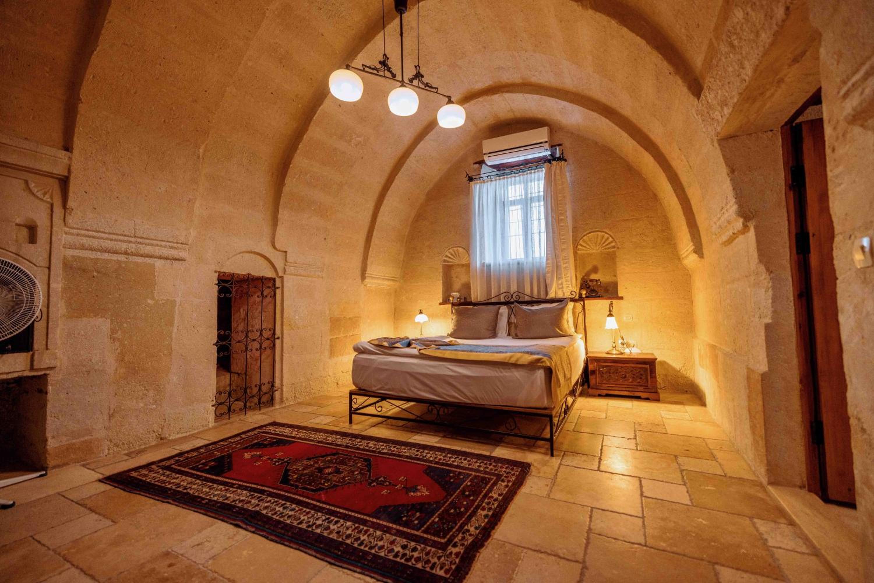 Classic Double or Twin Cave Room - Photo 10