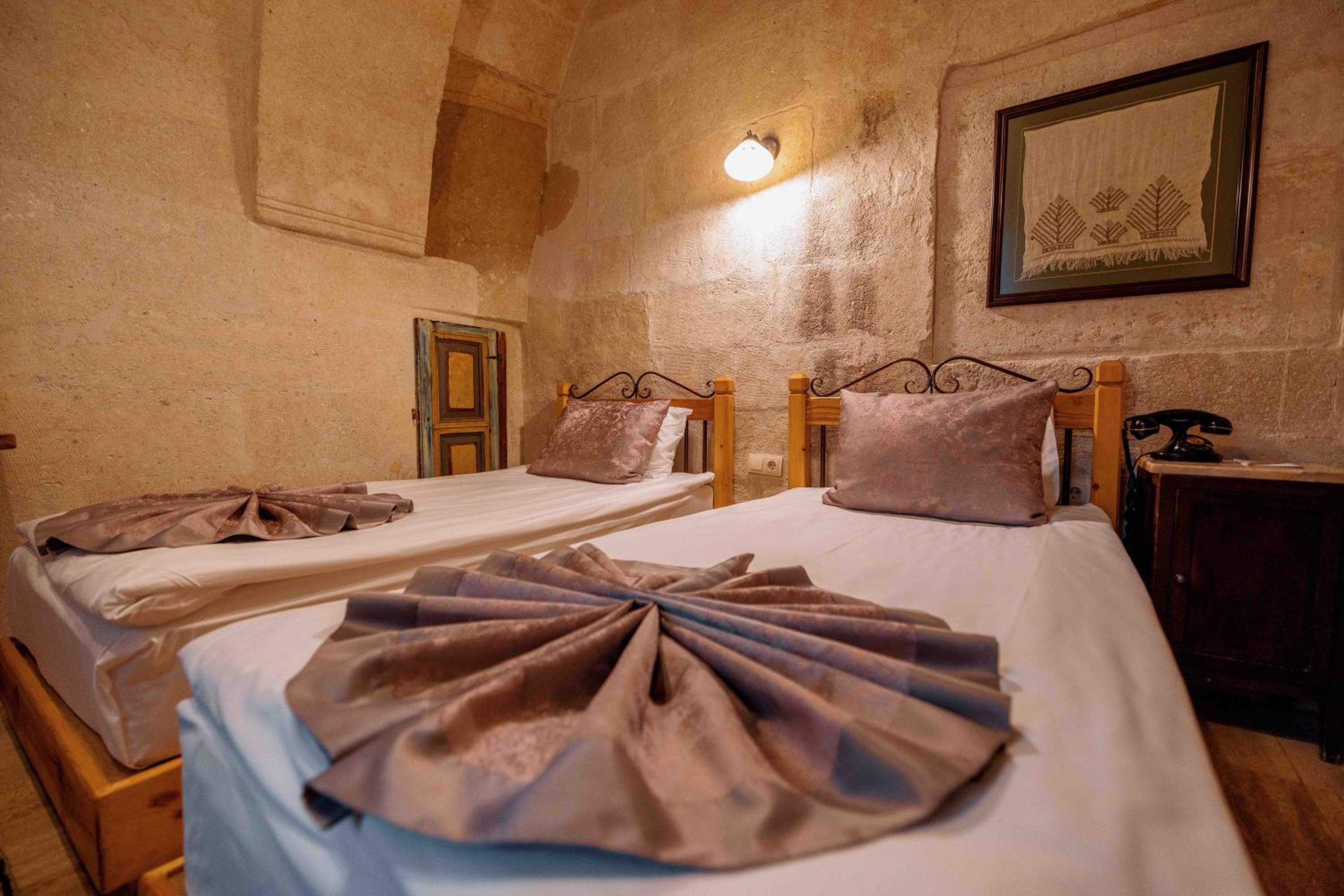 Classic Double or Twin Cave Room - Photo 8